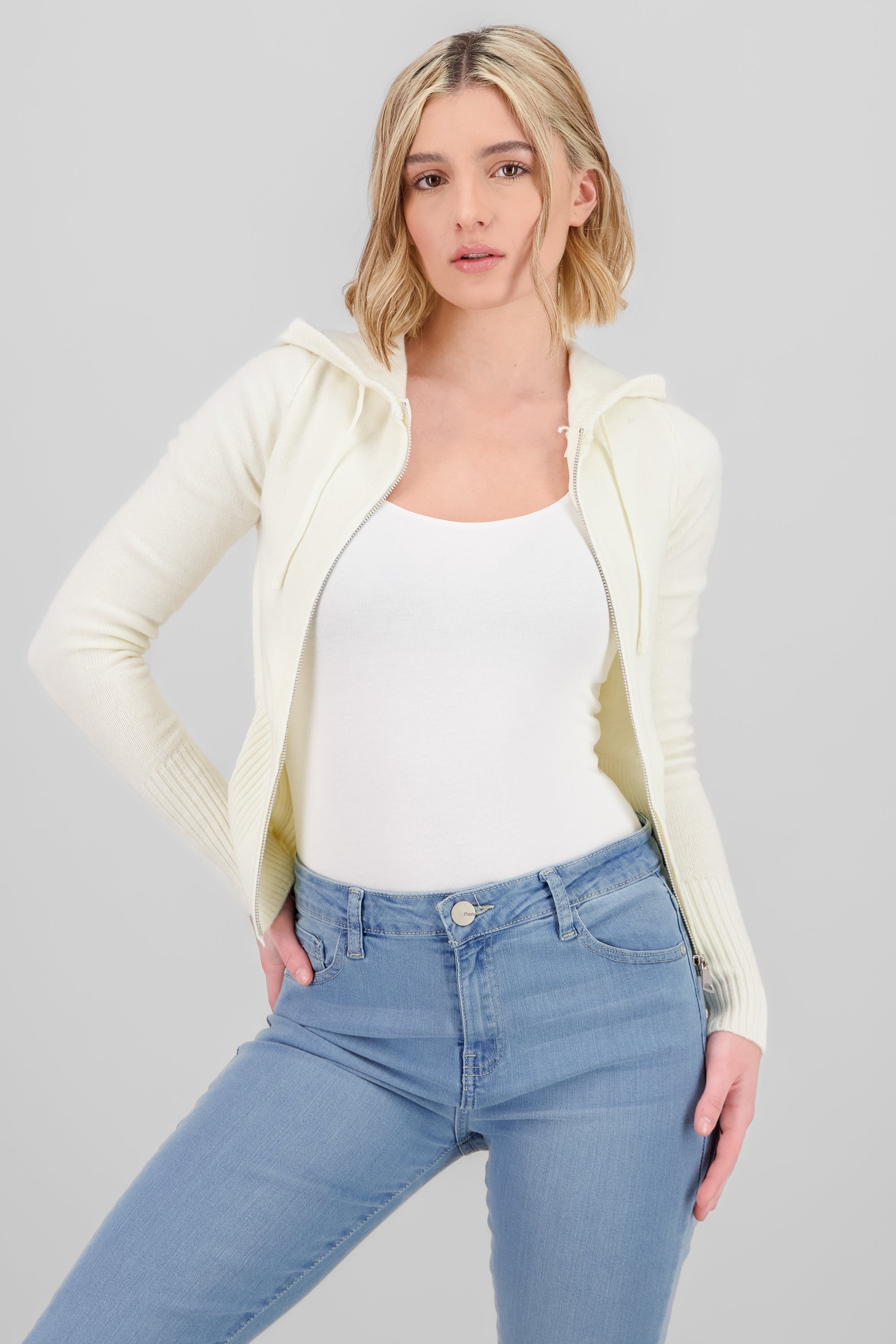 Sueter con cierre y gorro liso CREMA