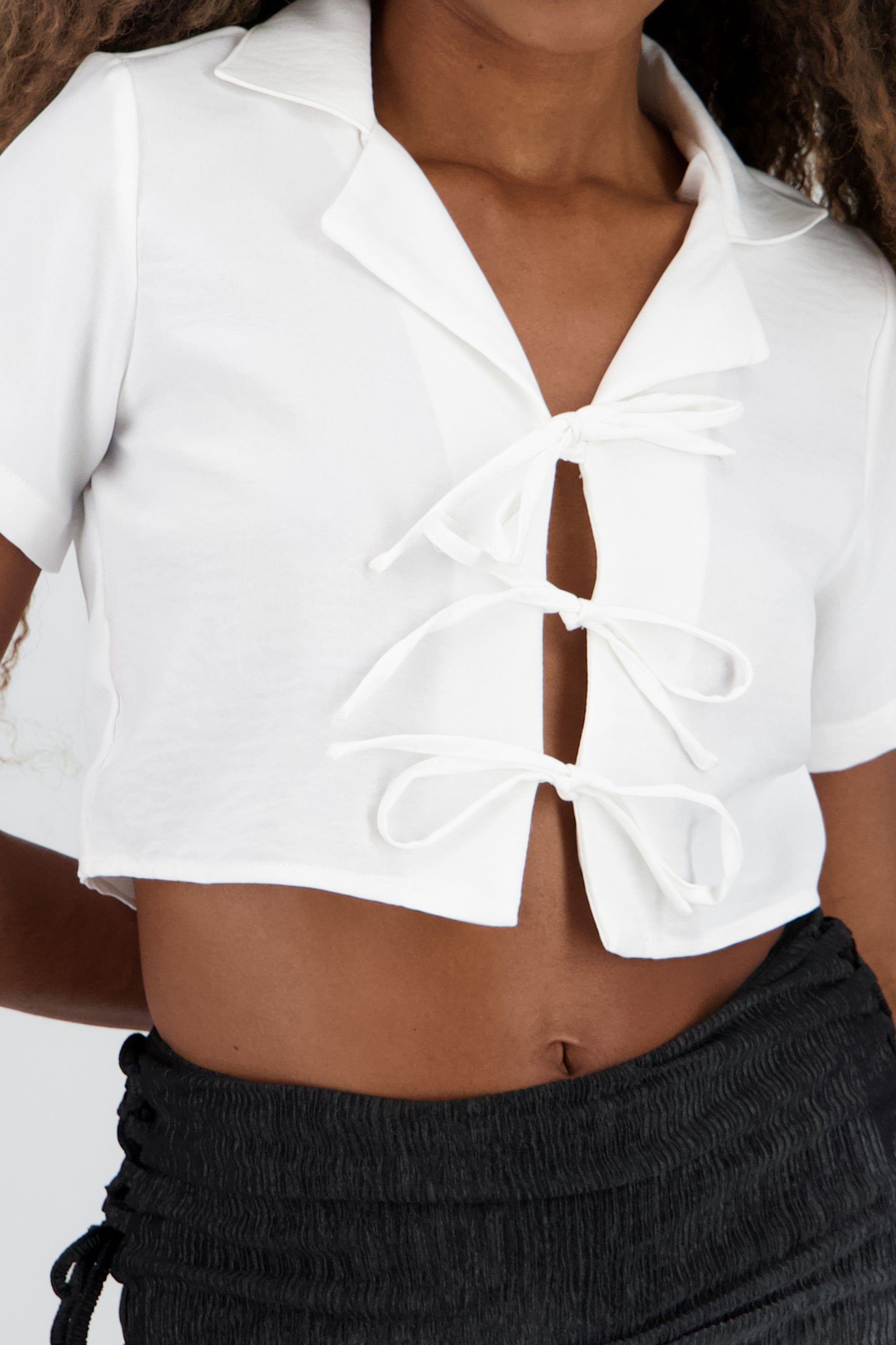 Camisa crop detalle lazo BLANCO