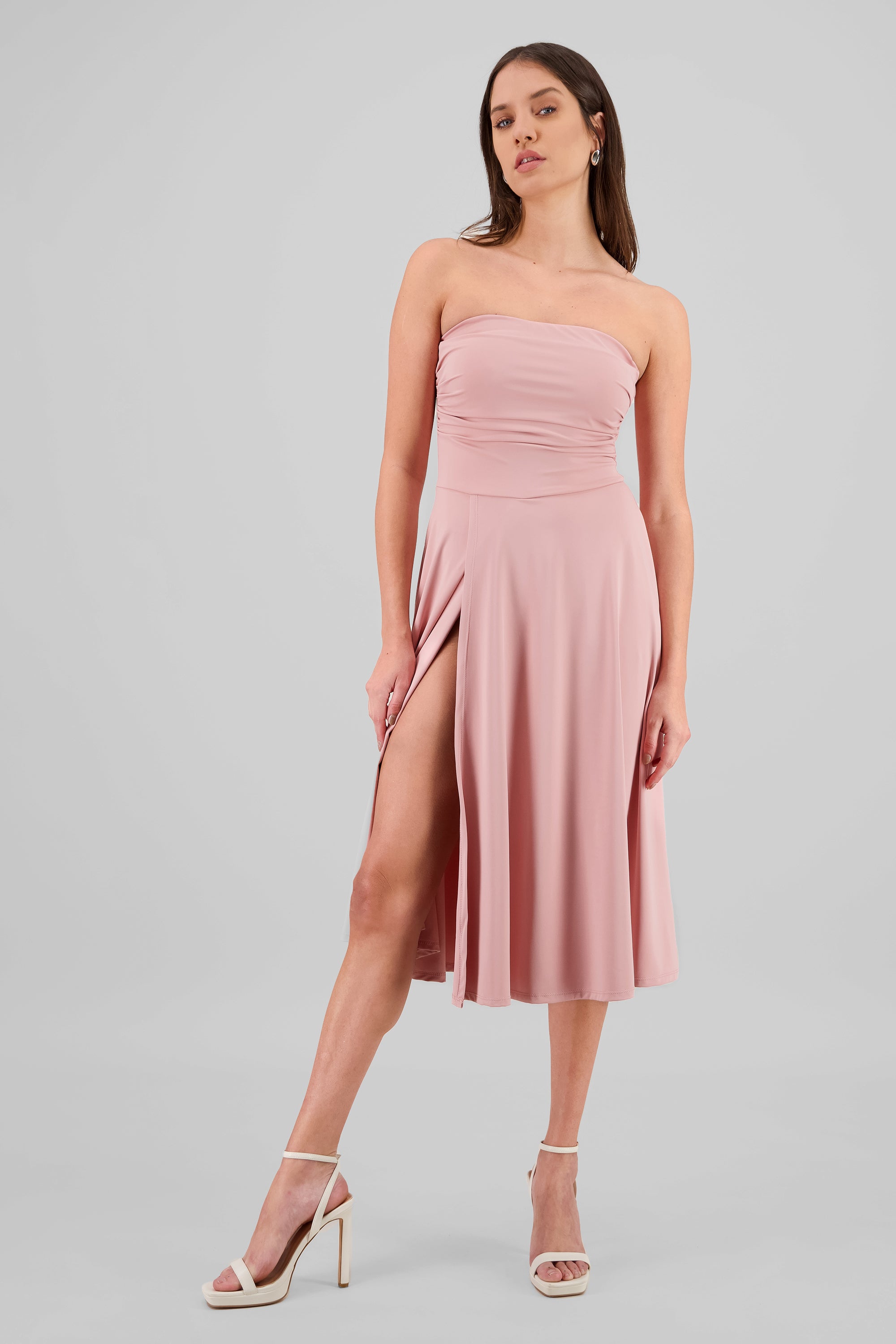 Vestido midi strapless drapeado detalle abertura ROSA PASTEL