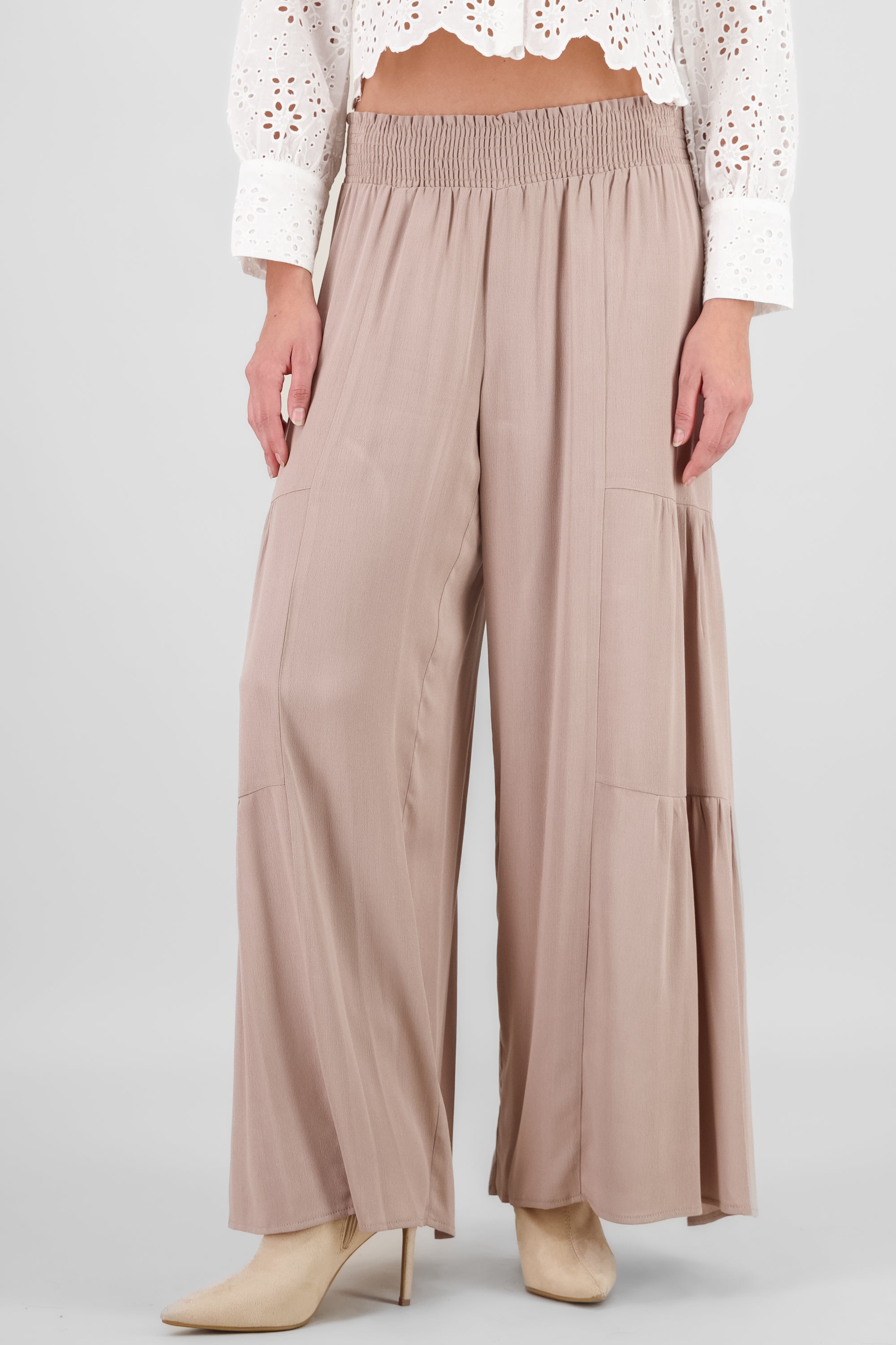 Pantalon amplio cortes detalle smock KHAKI