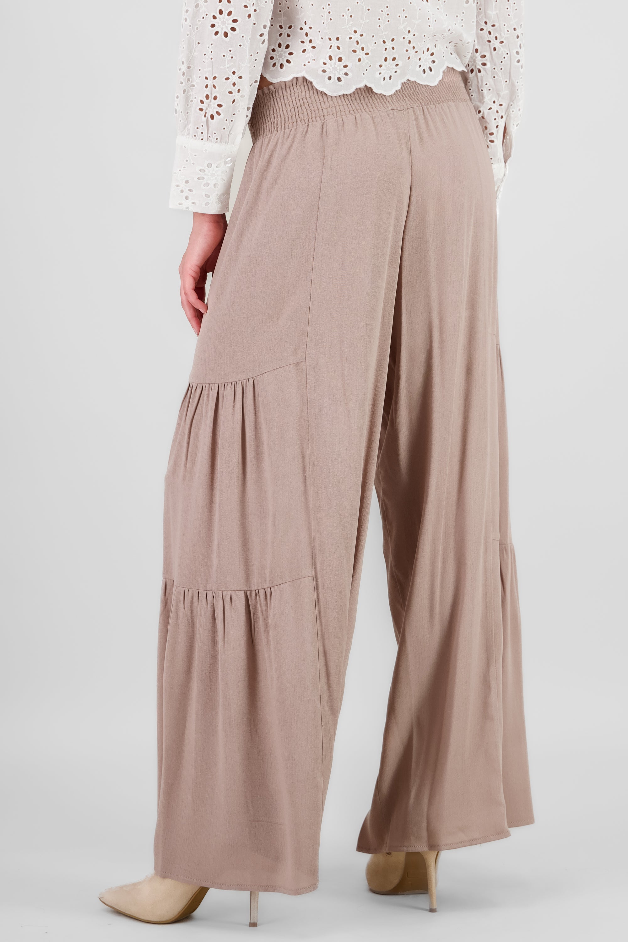 Pantalon amplio cortes detalle smock KHAKI
