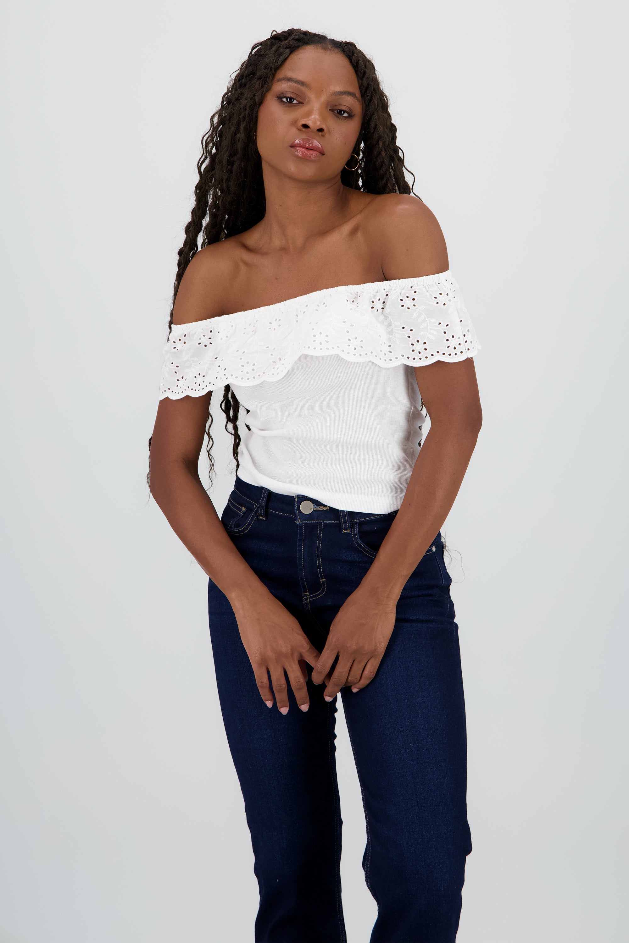 Blusa strapless con olan bordado y rib BLANCO