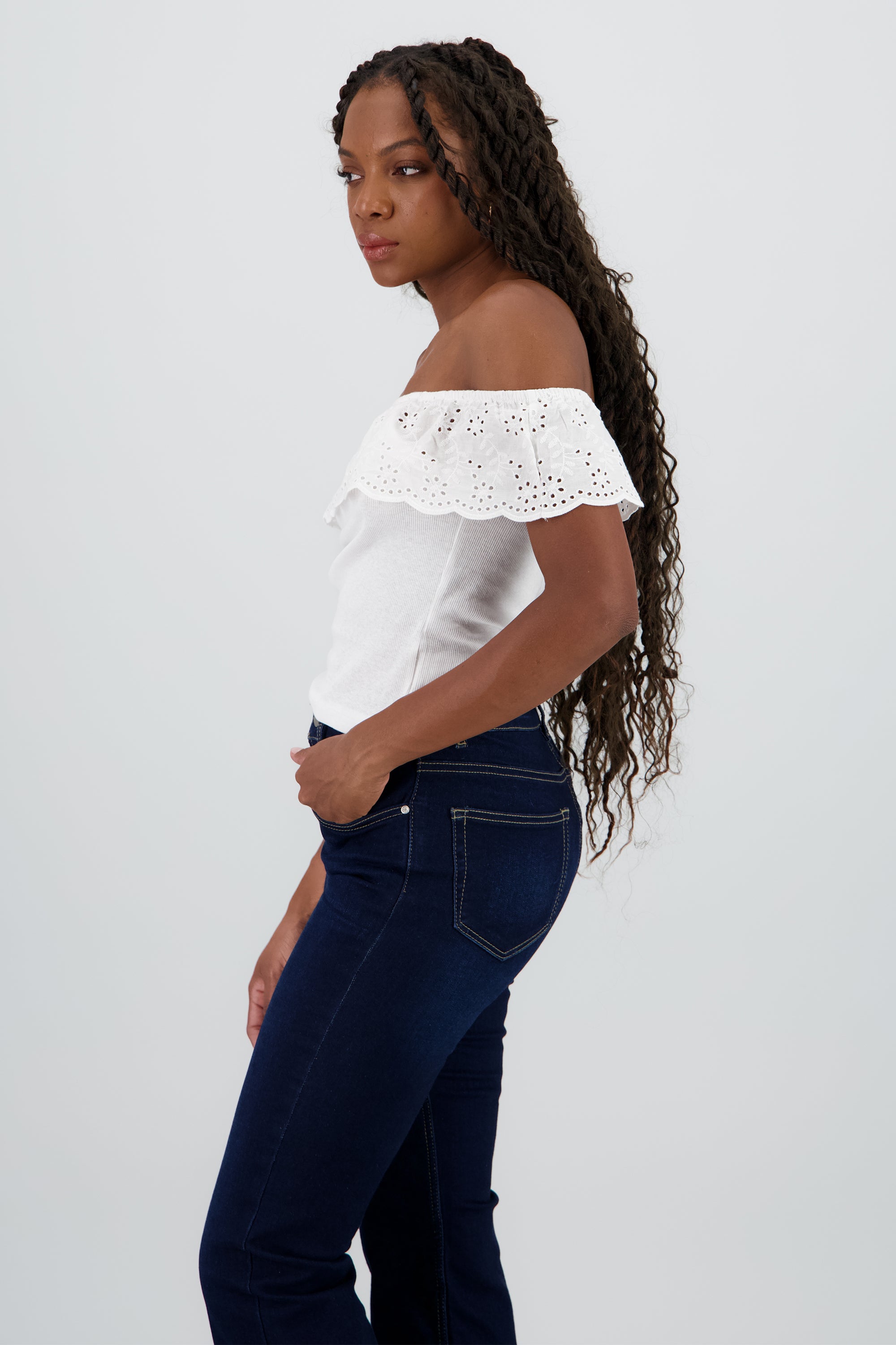 Blusa strapless con olan bordado y rib BLANCO