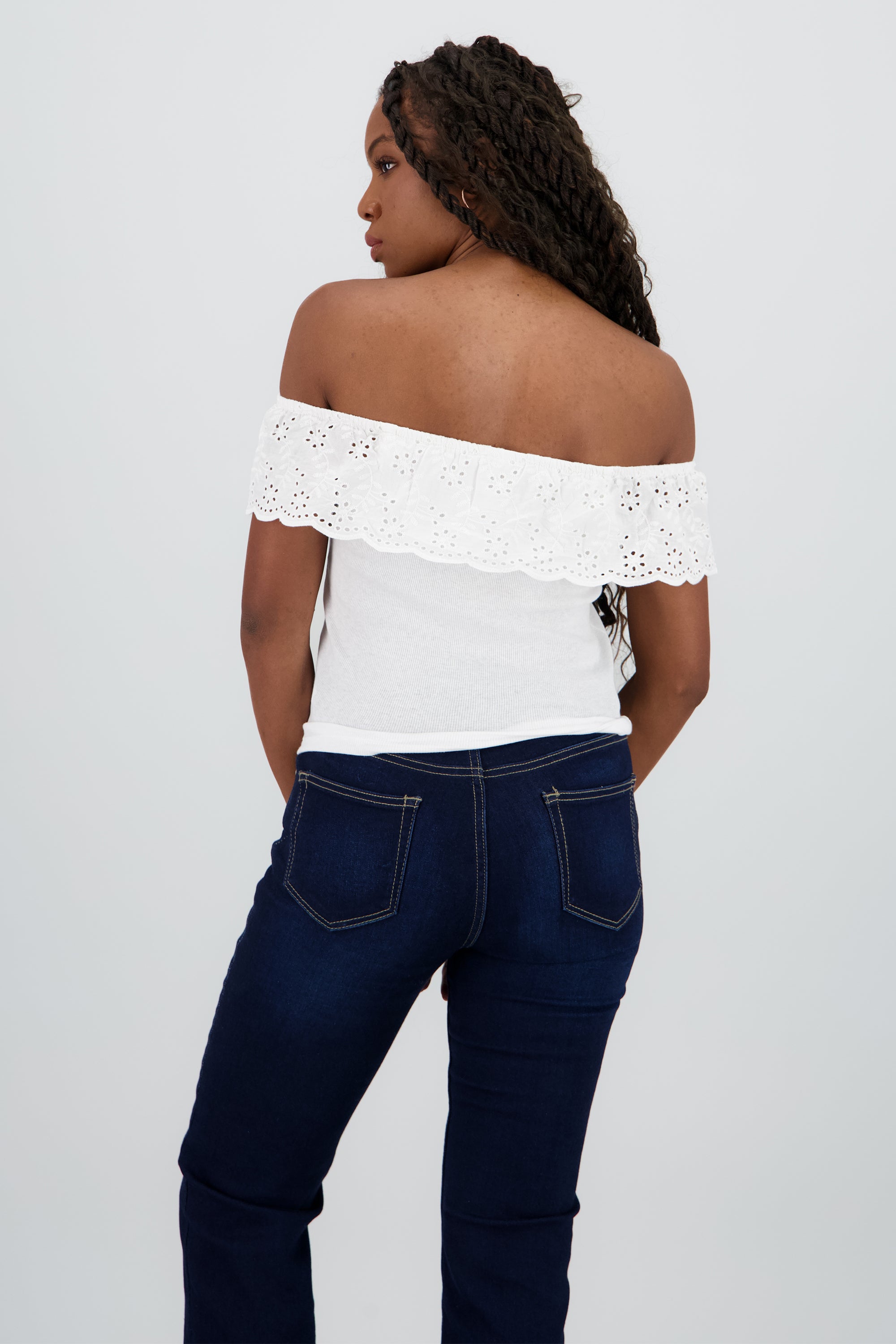Blusa strapless con olan bordado y rib BLANCO