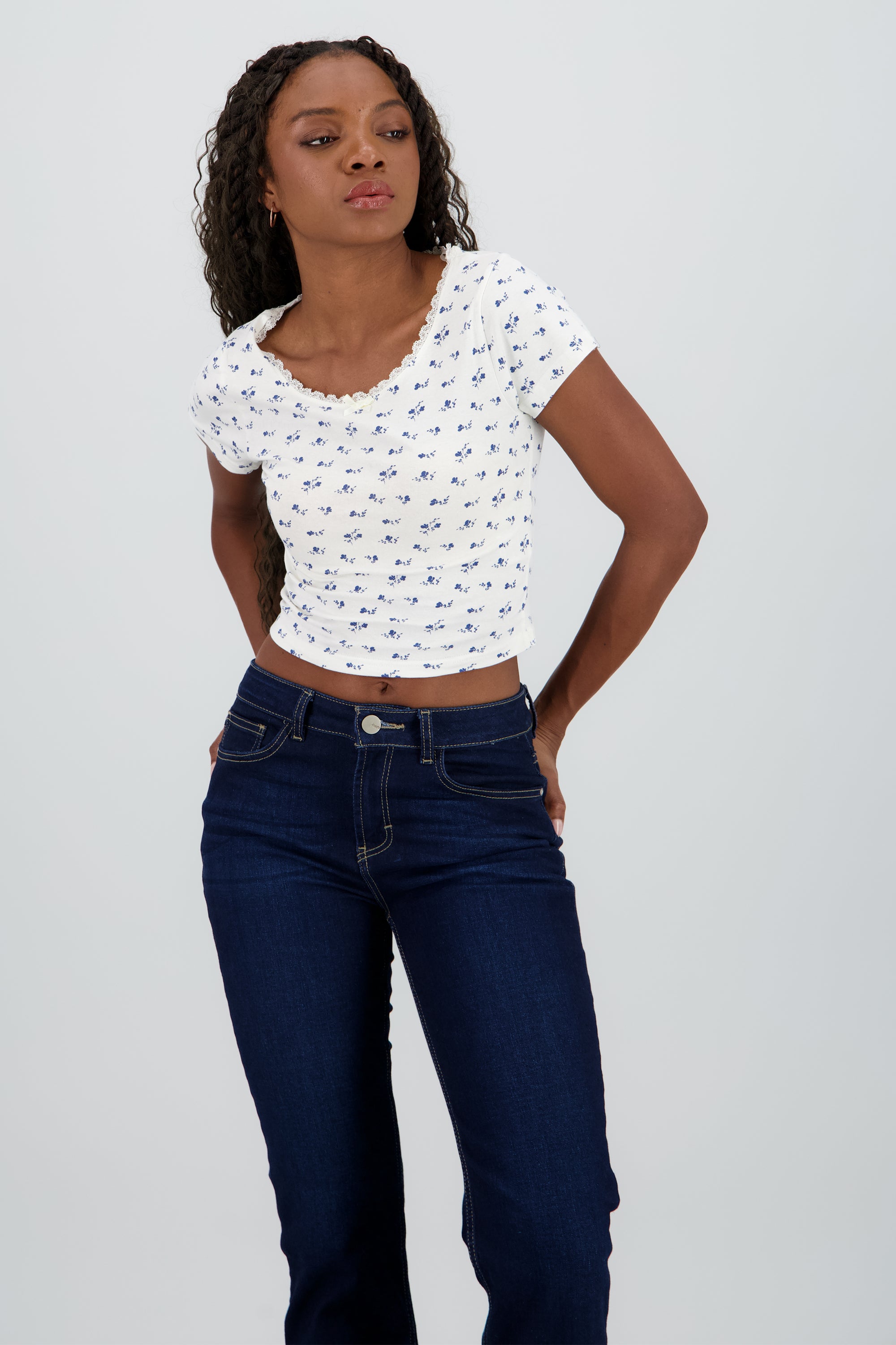Top de manga corta con estampado de flores HUESO COMBO