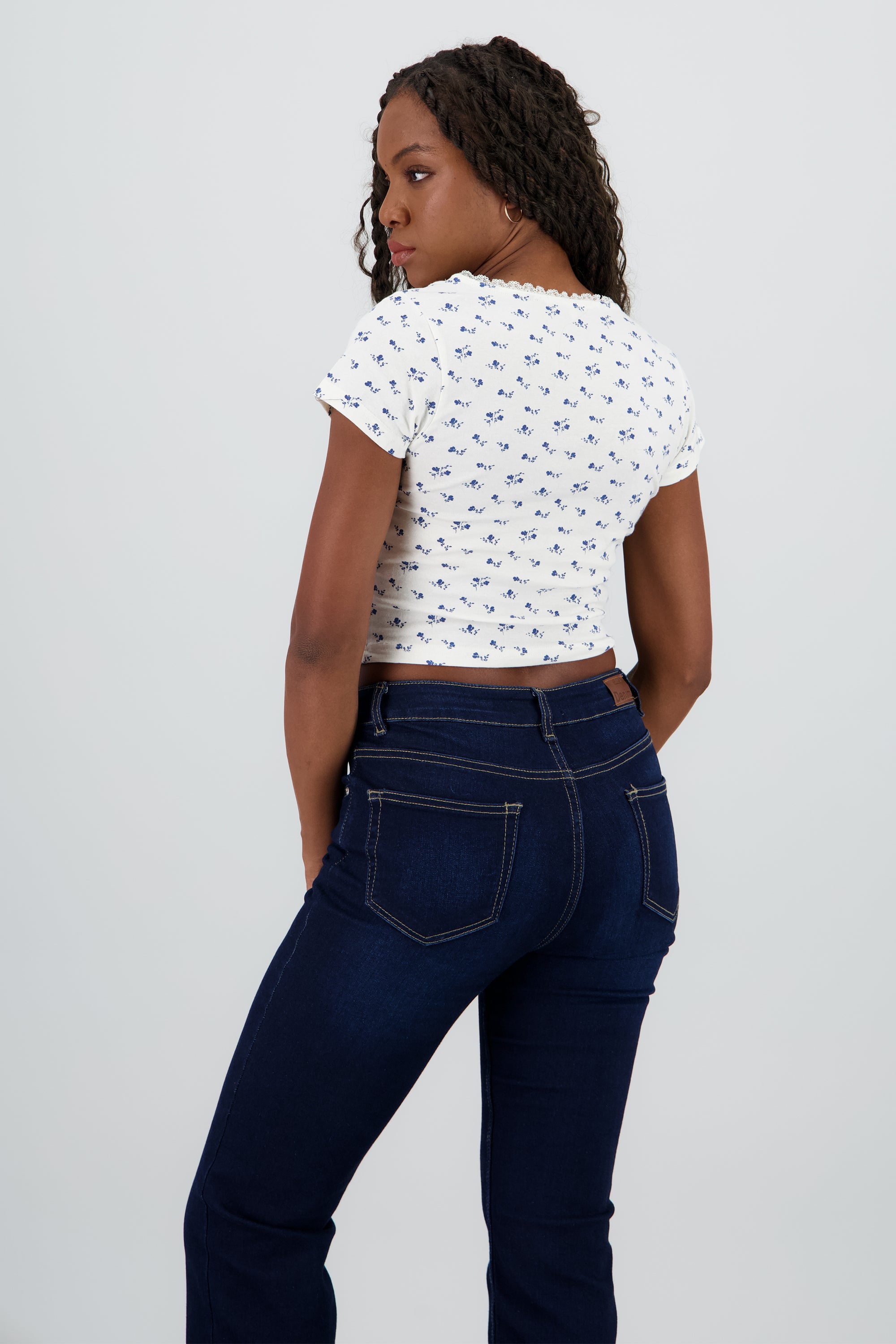 Top de manga corta con estampado de flores HUESO COMBO