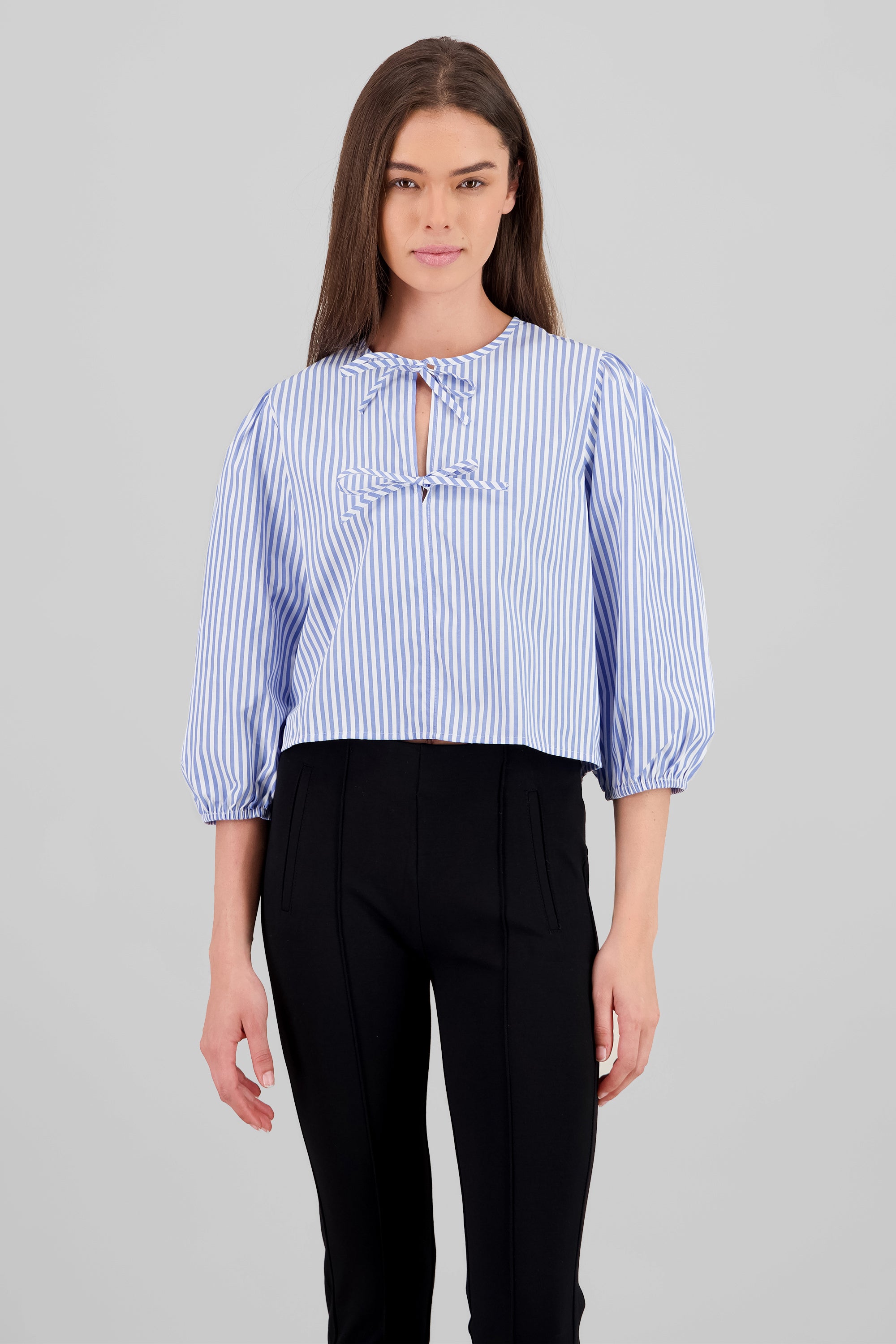 Camisa abullonada con detalle de moños AZUL COMBO