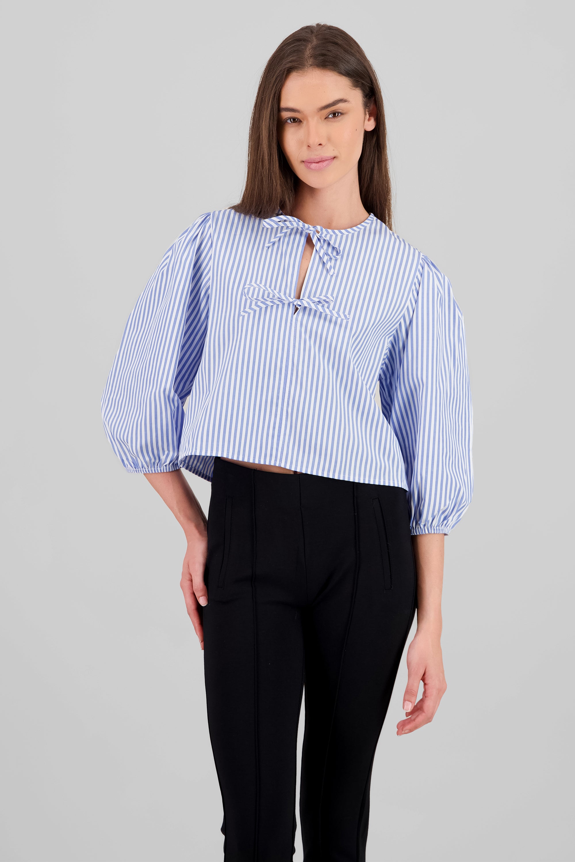 Camisa abullonada con detalle de moños AZUL COMBO