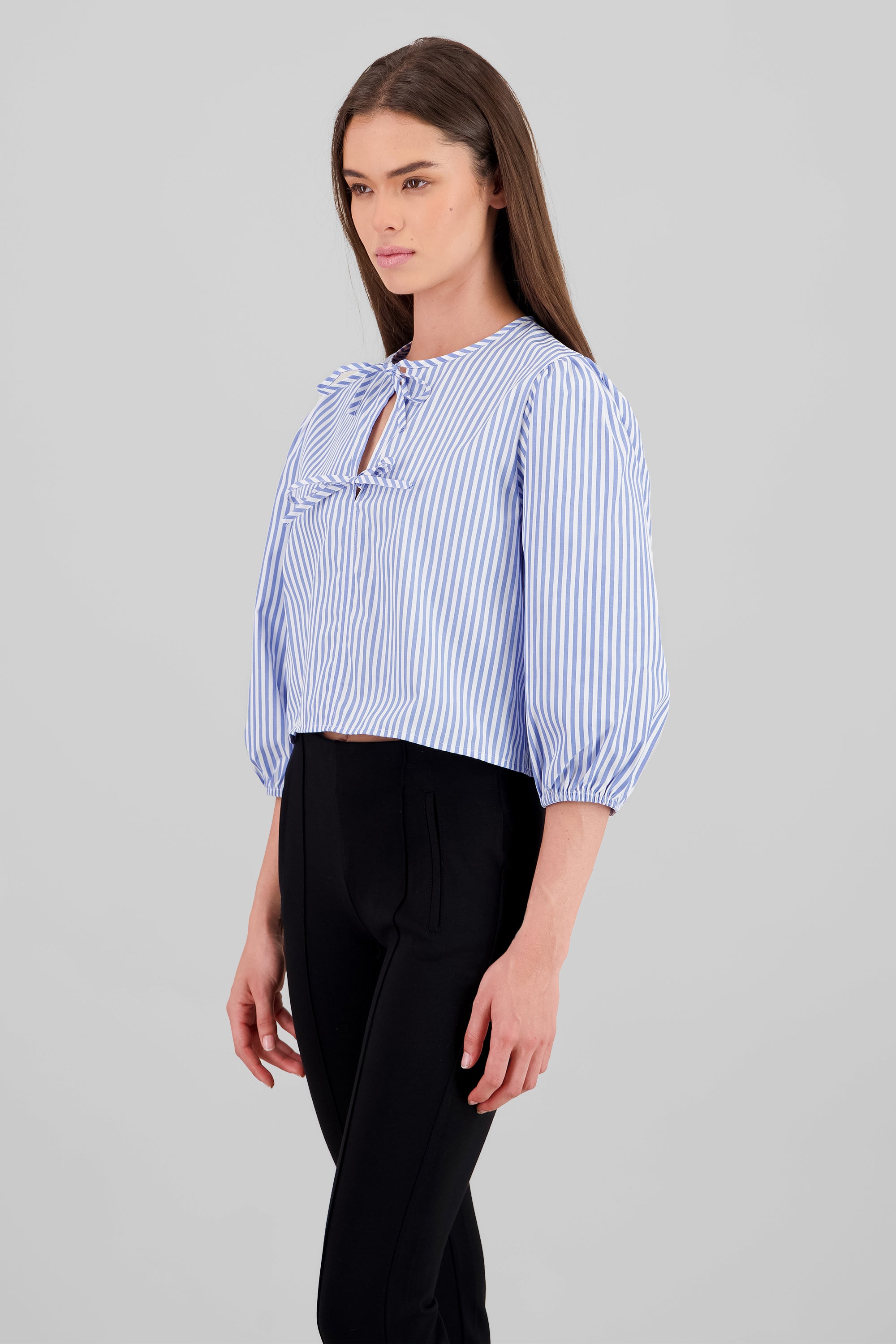 Camisa abullonada con detalle de moños AZUL COMBO