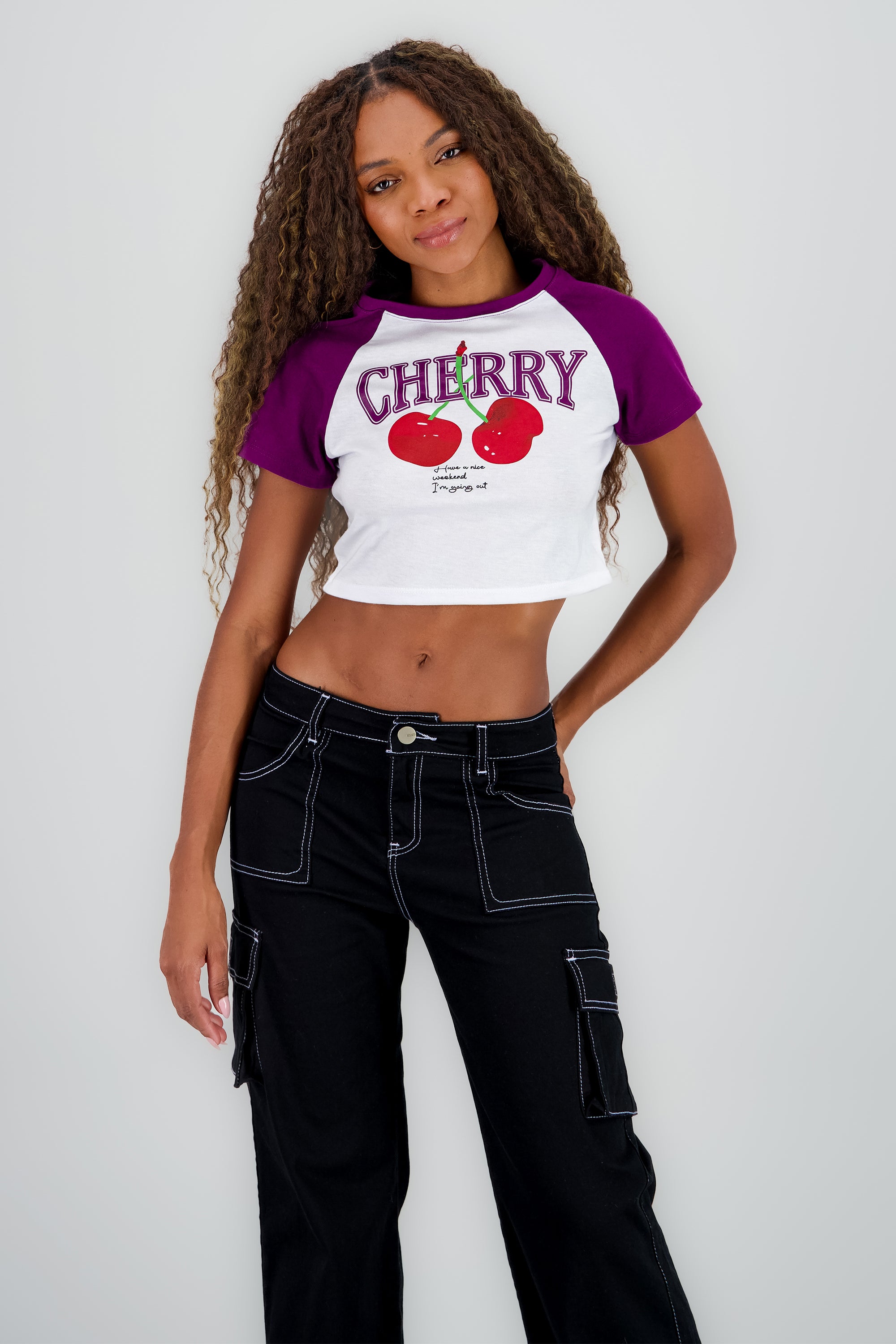 Playera crop cerezas contraste mangas CIRUELA