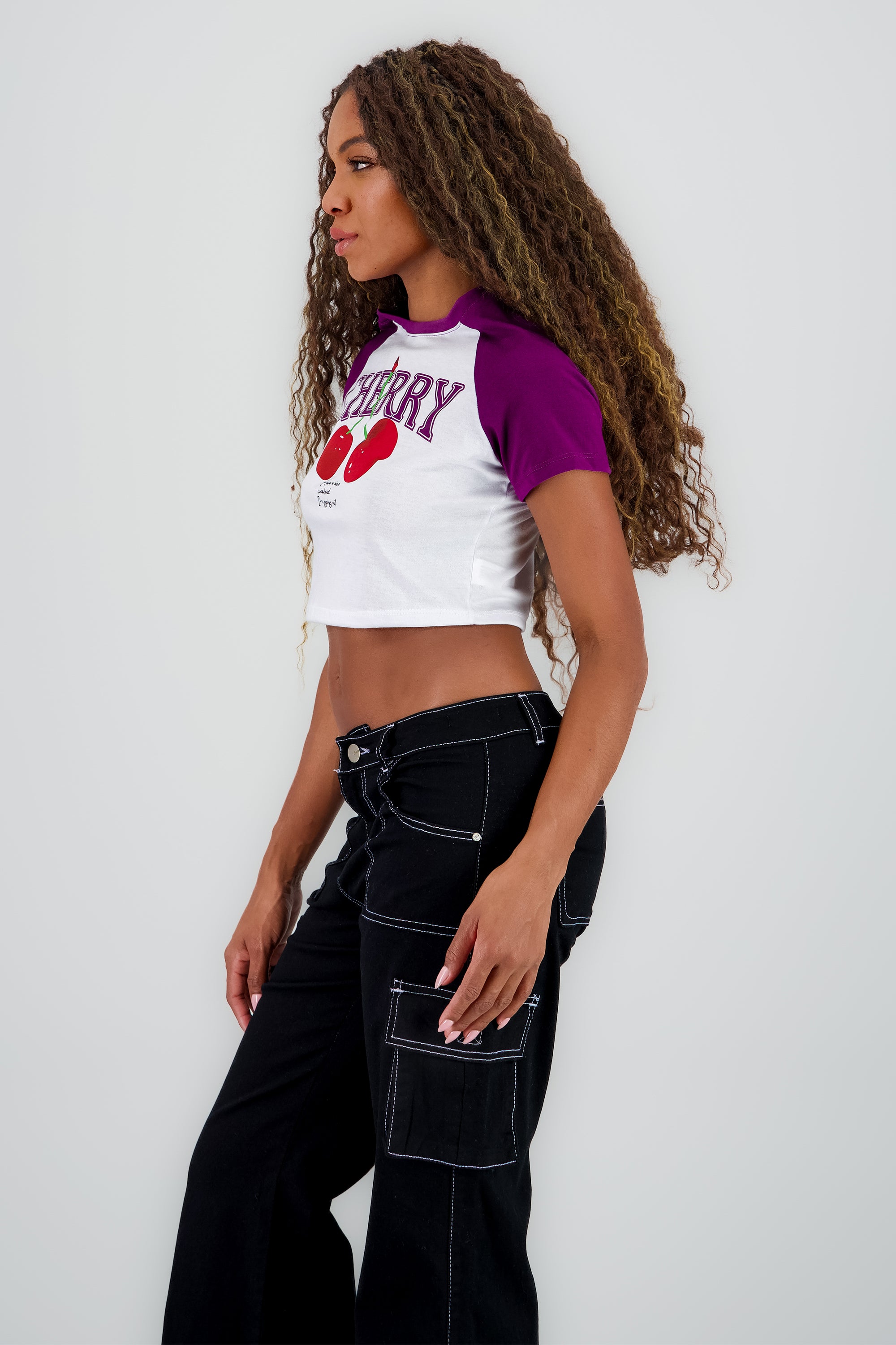 Playera crop cerezas contraste mangas CIRUELA