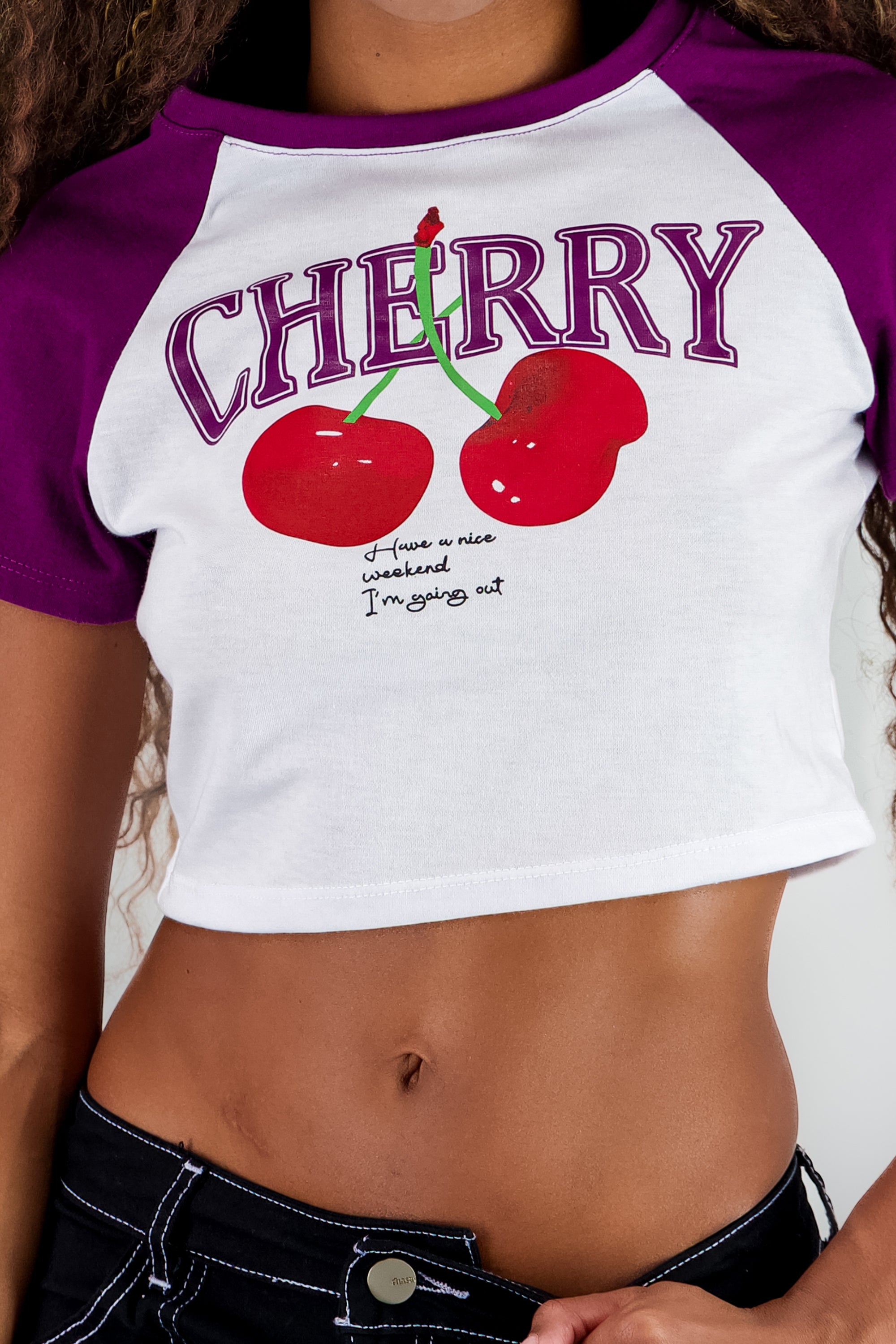 Playera crop cerezas contraste mangas CIRUELA