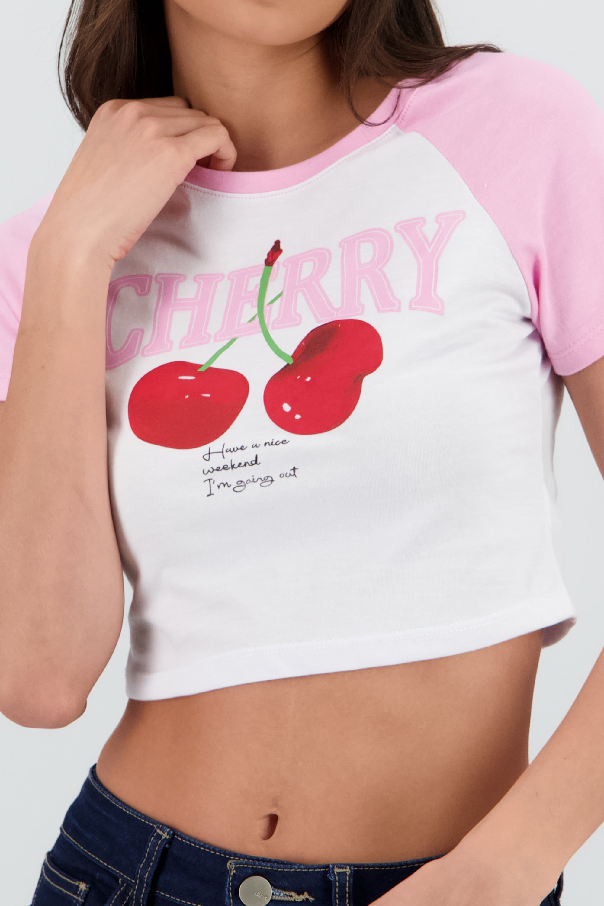 Playera crop cerezas contraste mangas ROSA PASTEL