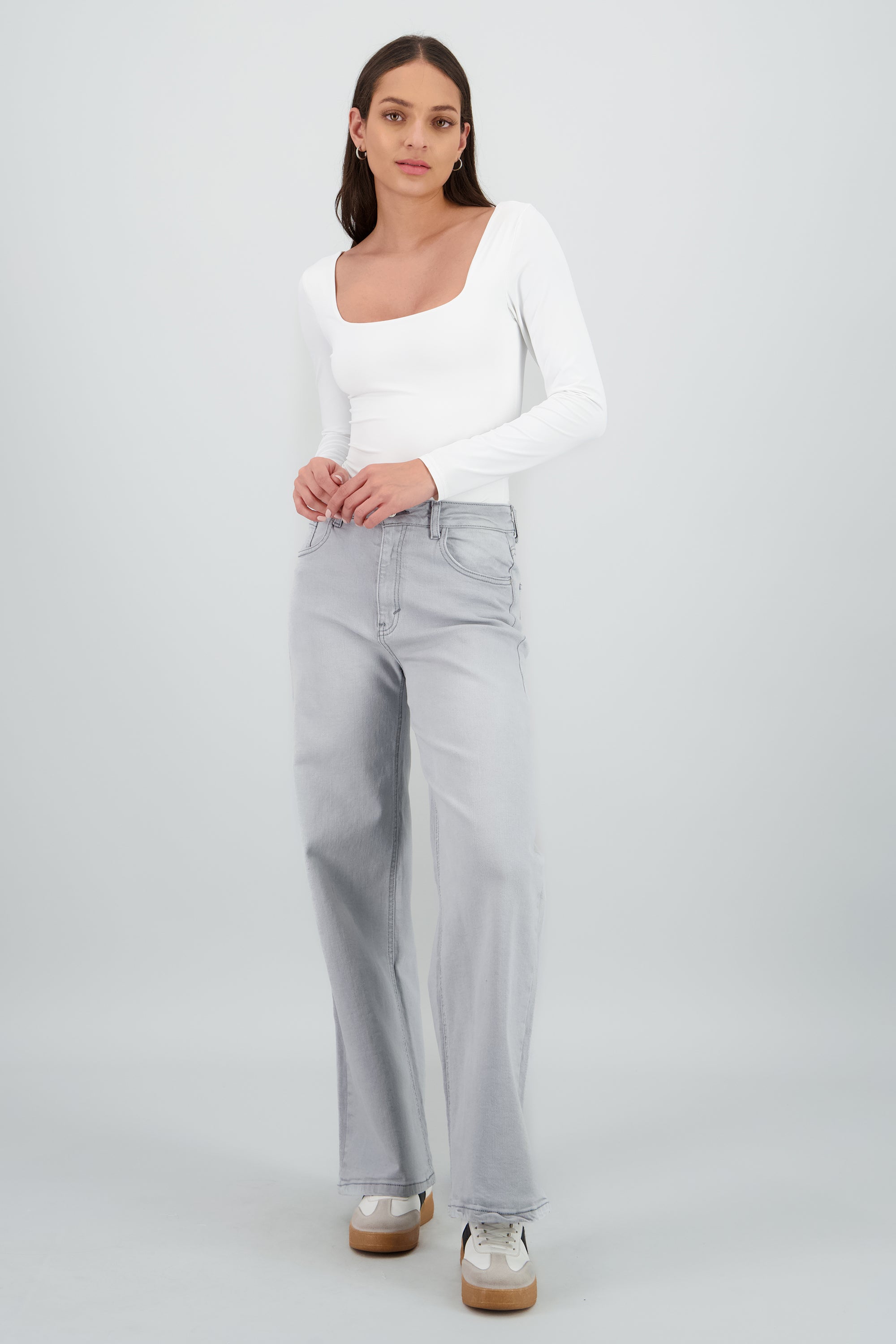 Jeans straight deslavado GRIS