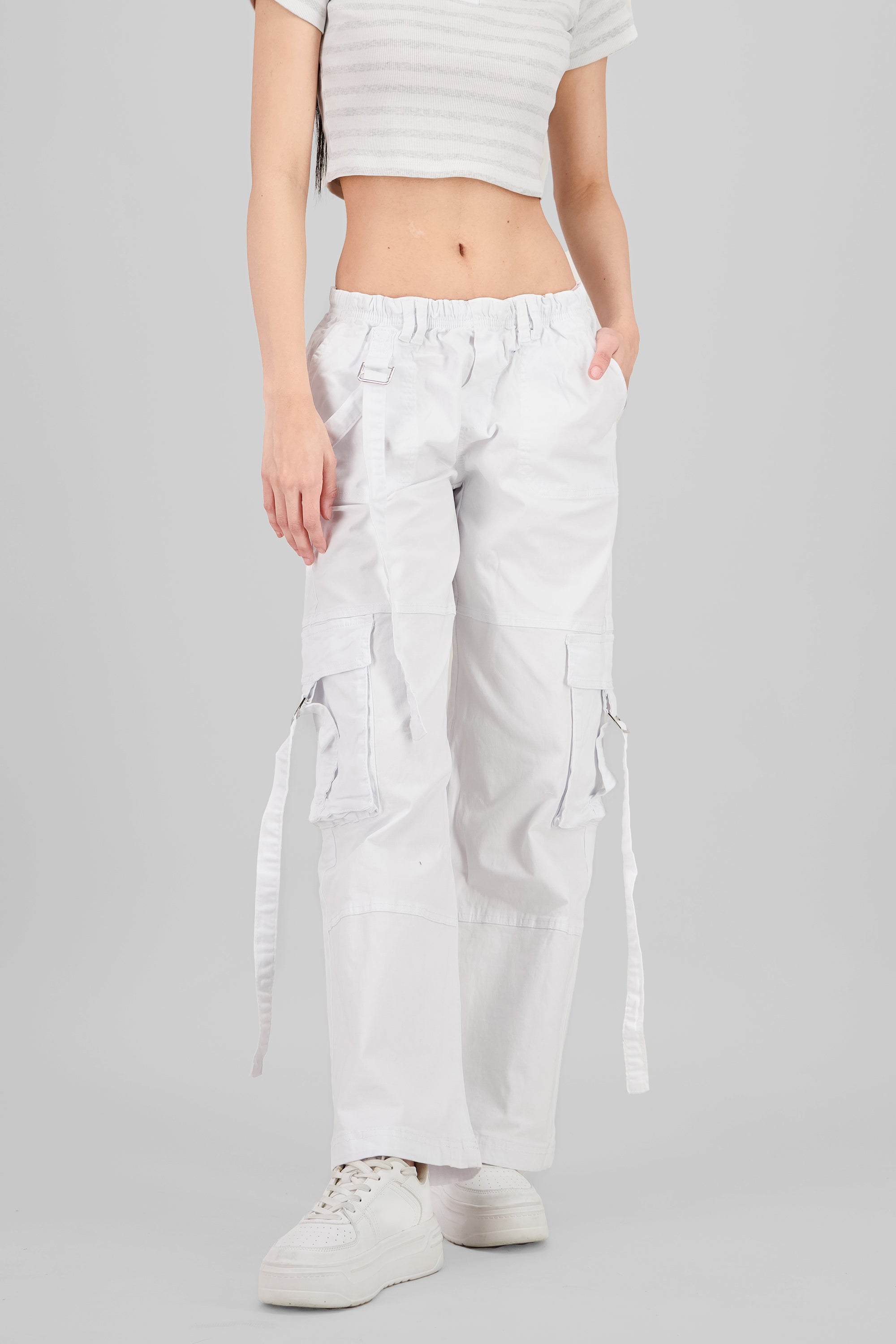 Jeans cargo dos bolsas tira BLANCO