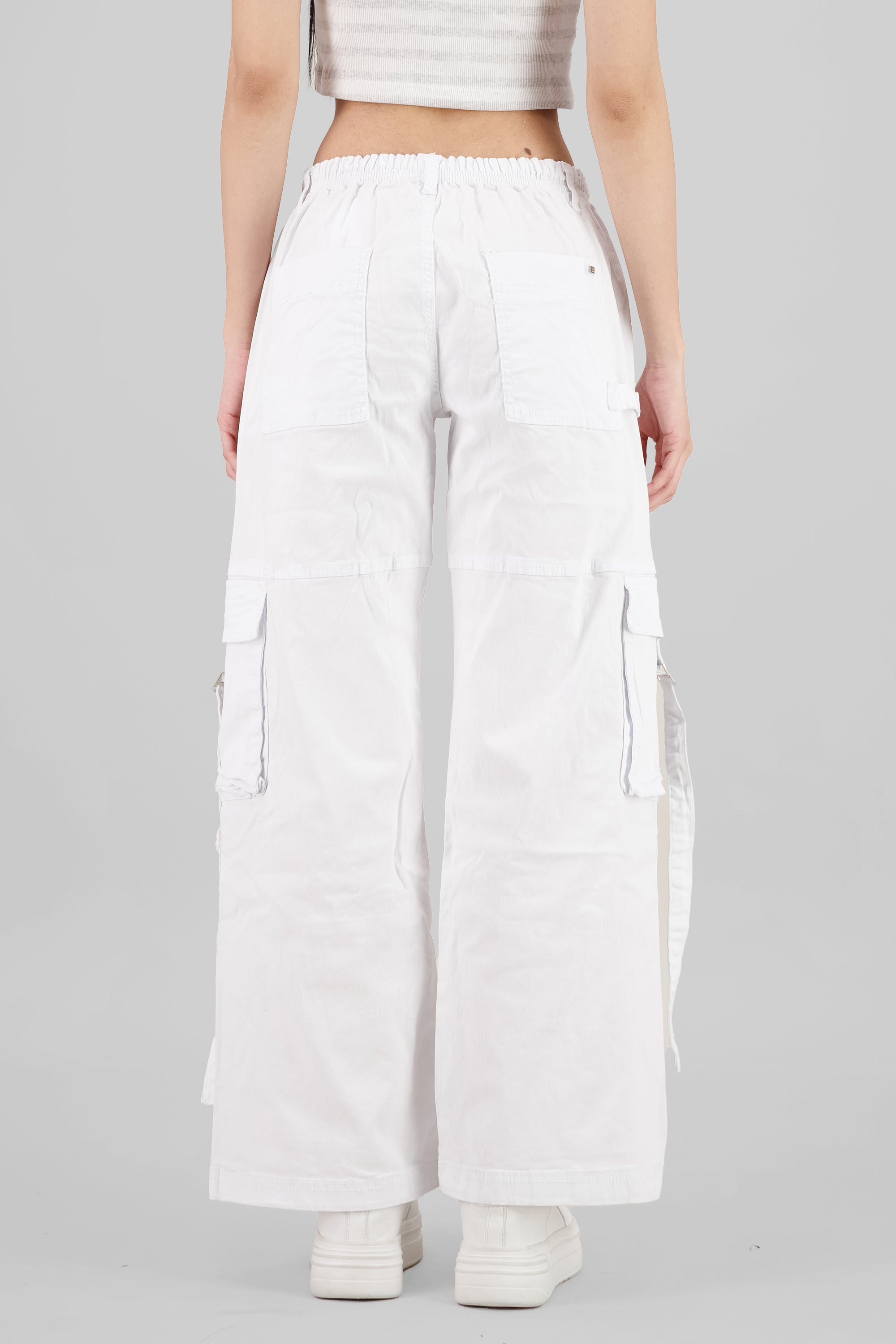 Jeans cargo dos bolsas tira BLANCO