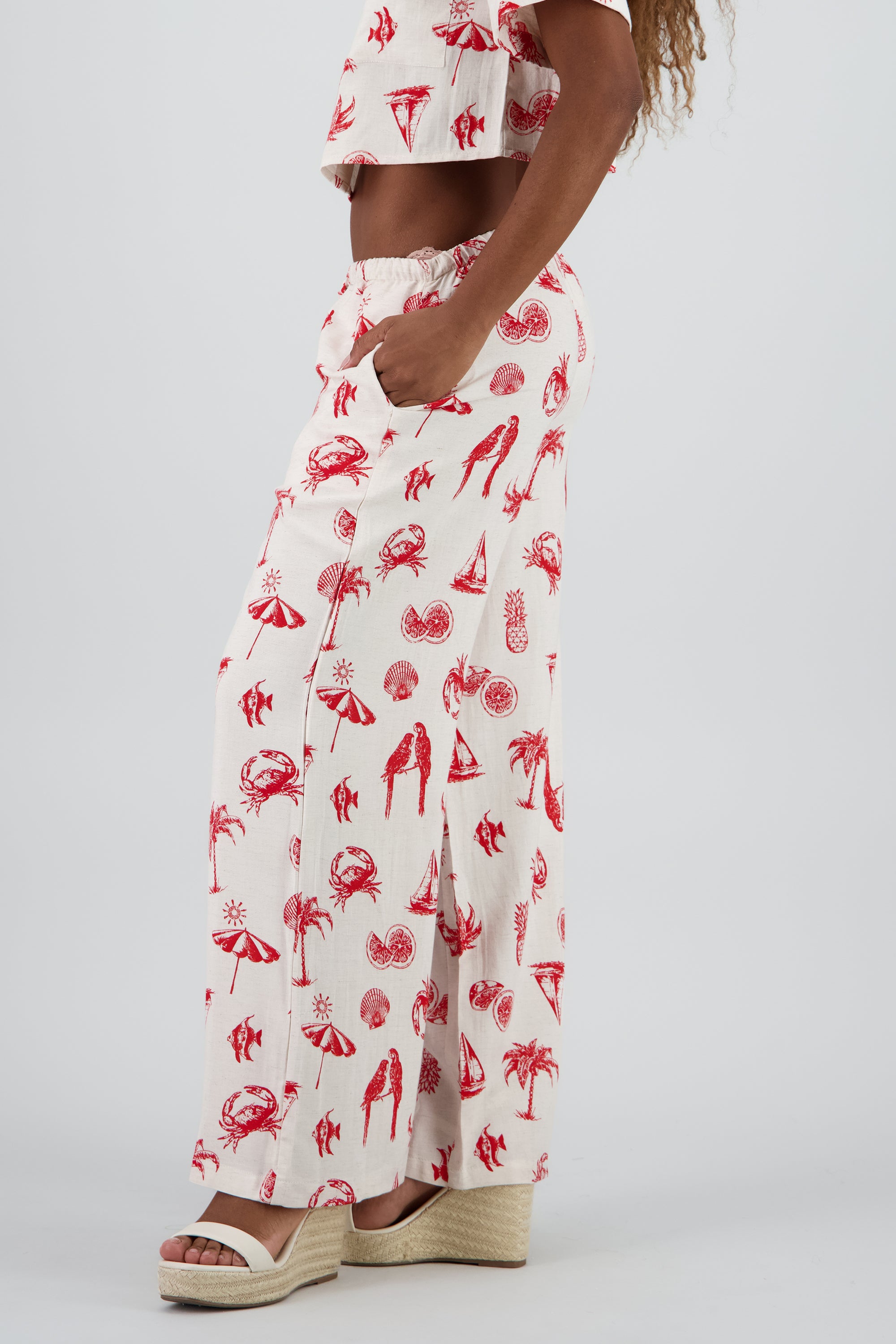 Pantalon tropical con mini print ROJO COMBO
