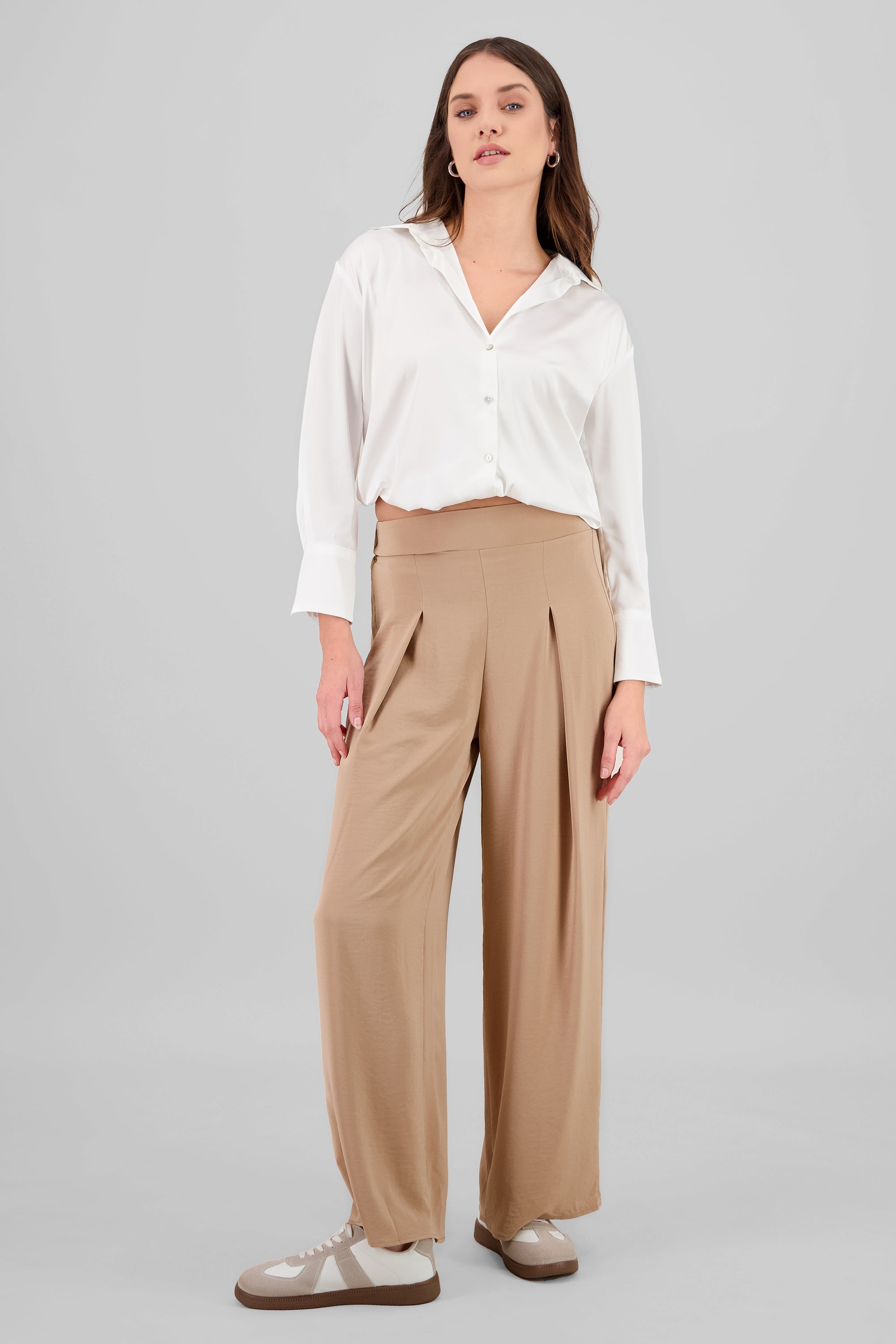 Pantalon amplio detalle pinza liso KHAKI