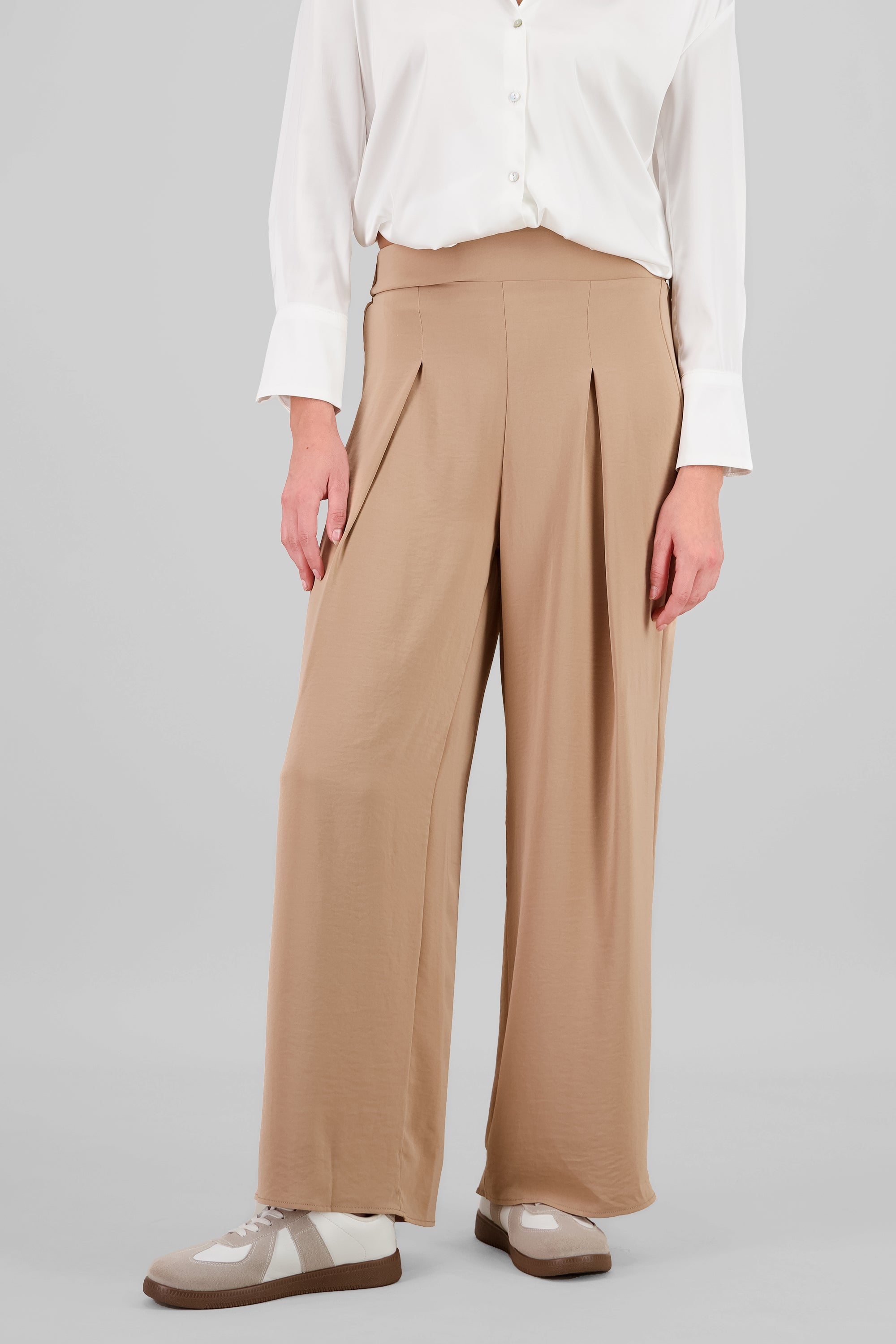 Pantalon amplio detalle pinza liso KHAKI