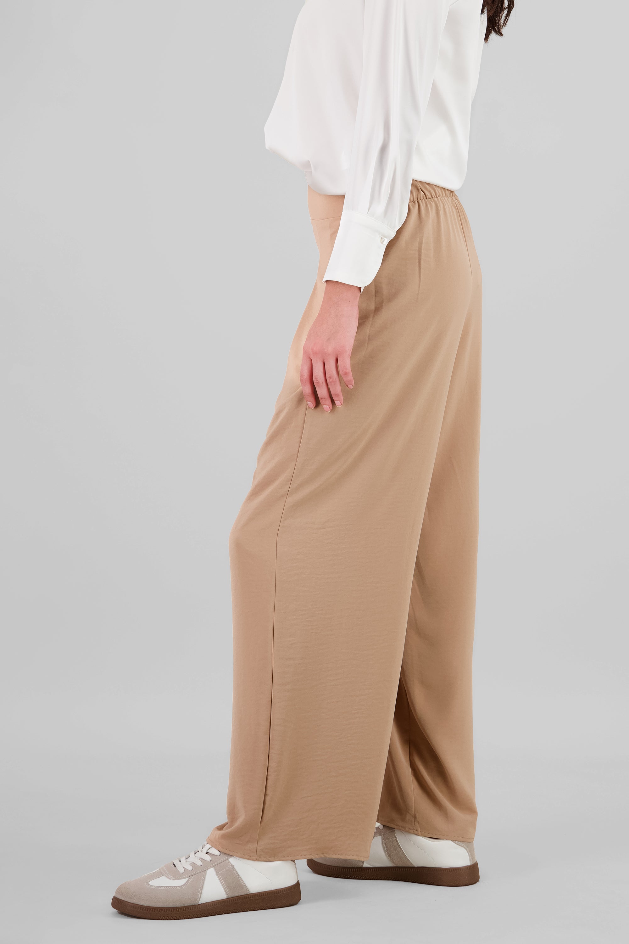 Pantalon amplio detalle pinza liso KHAKI