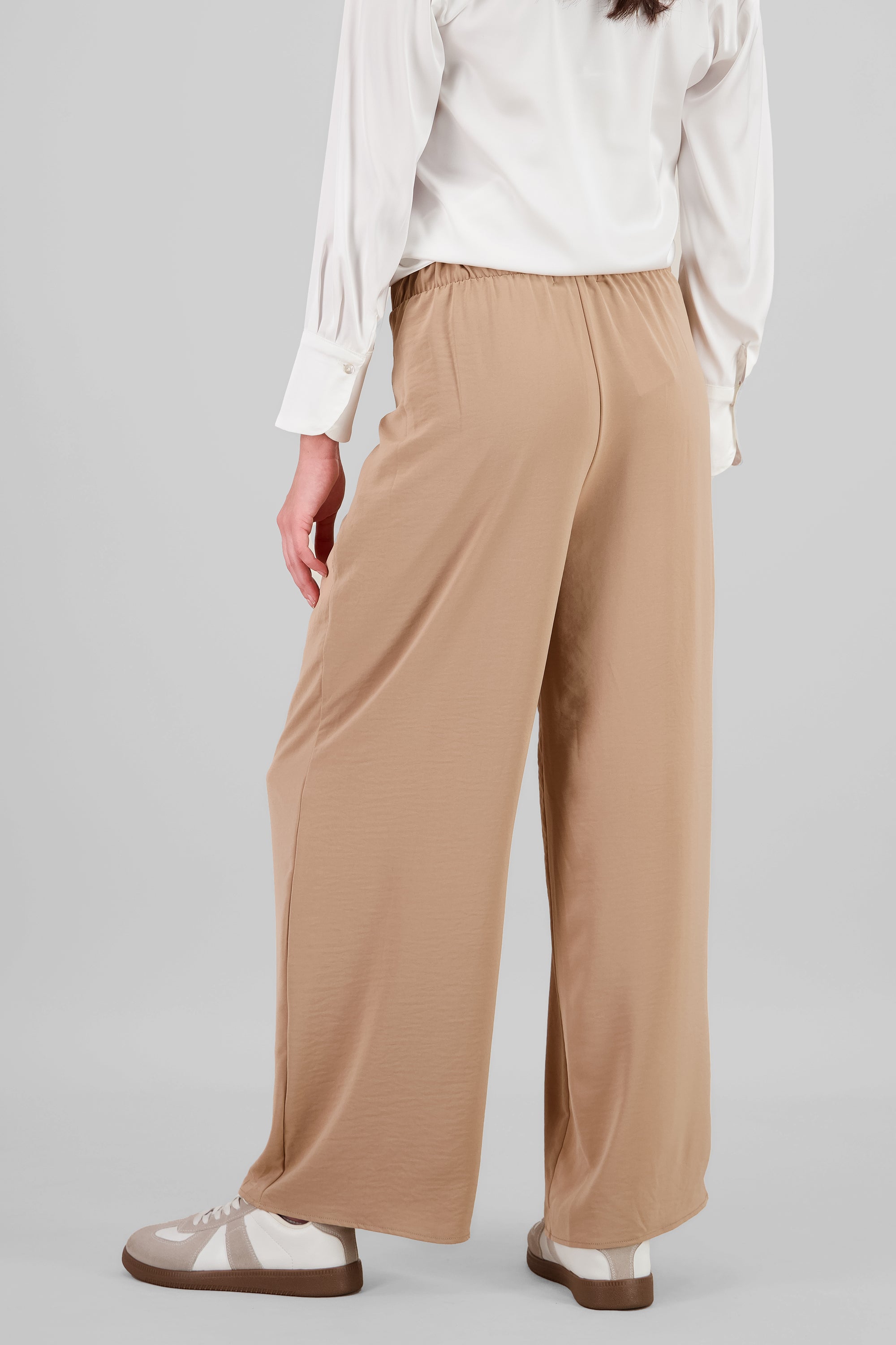 Pantalon amplio detalle pinza liso KHAKI