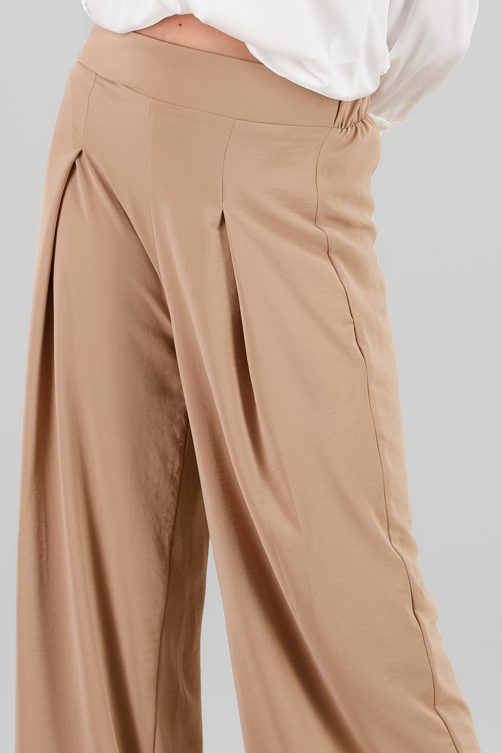 Pantalon amplio detalle pinza liso KHAKI
