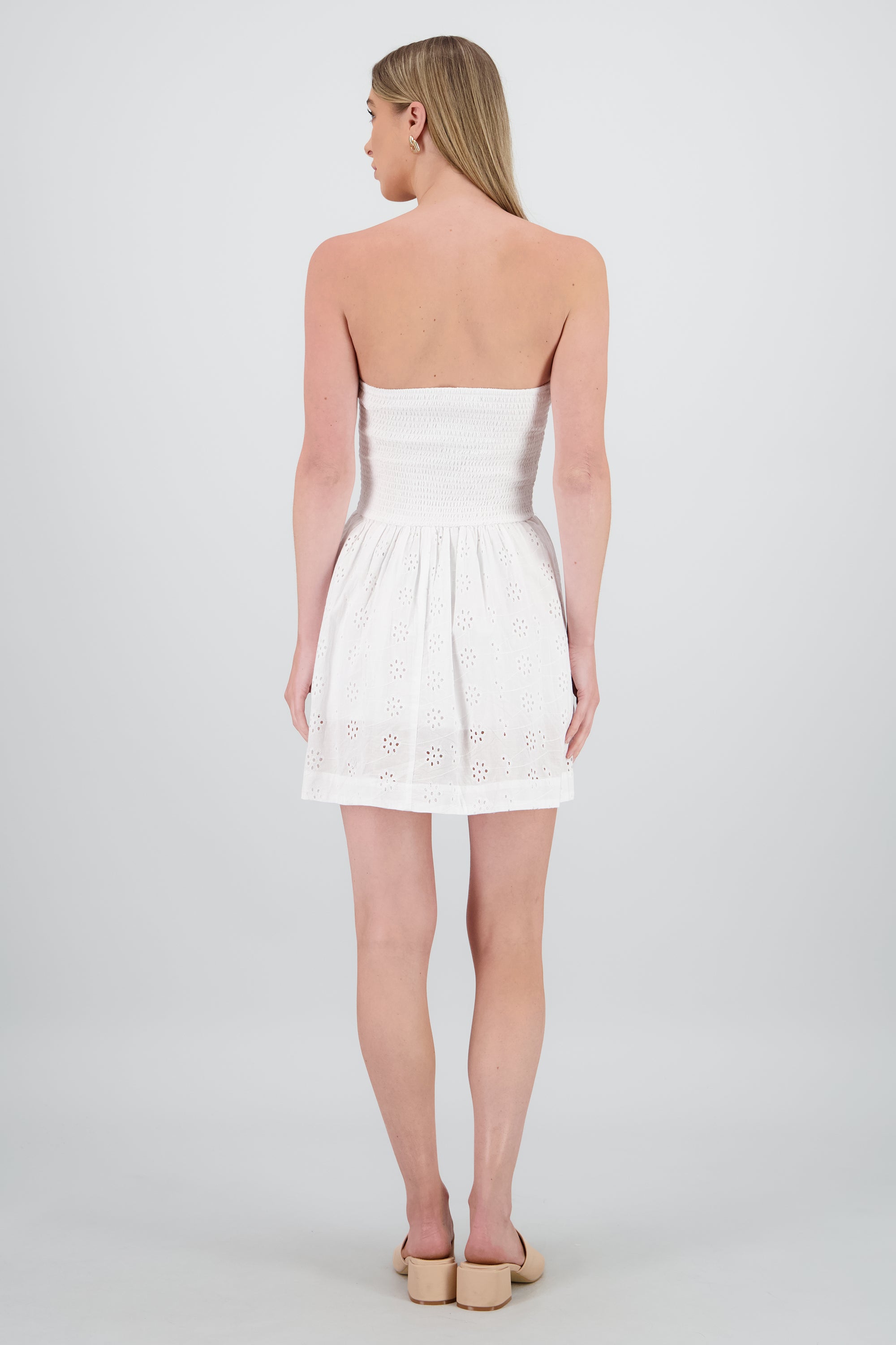 Vestido strapless con smocking y eyelet BLANCO