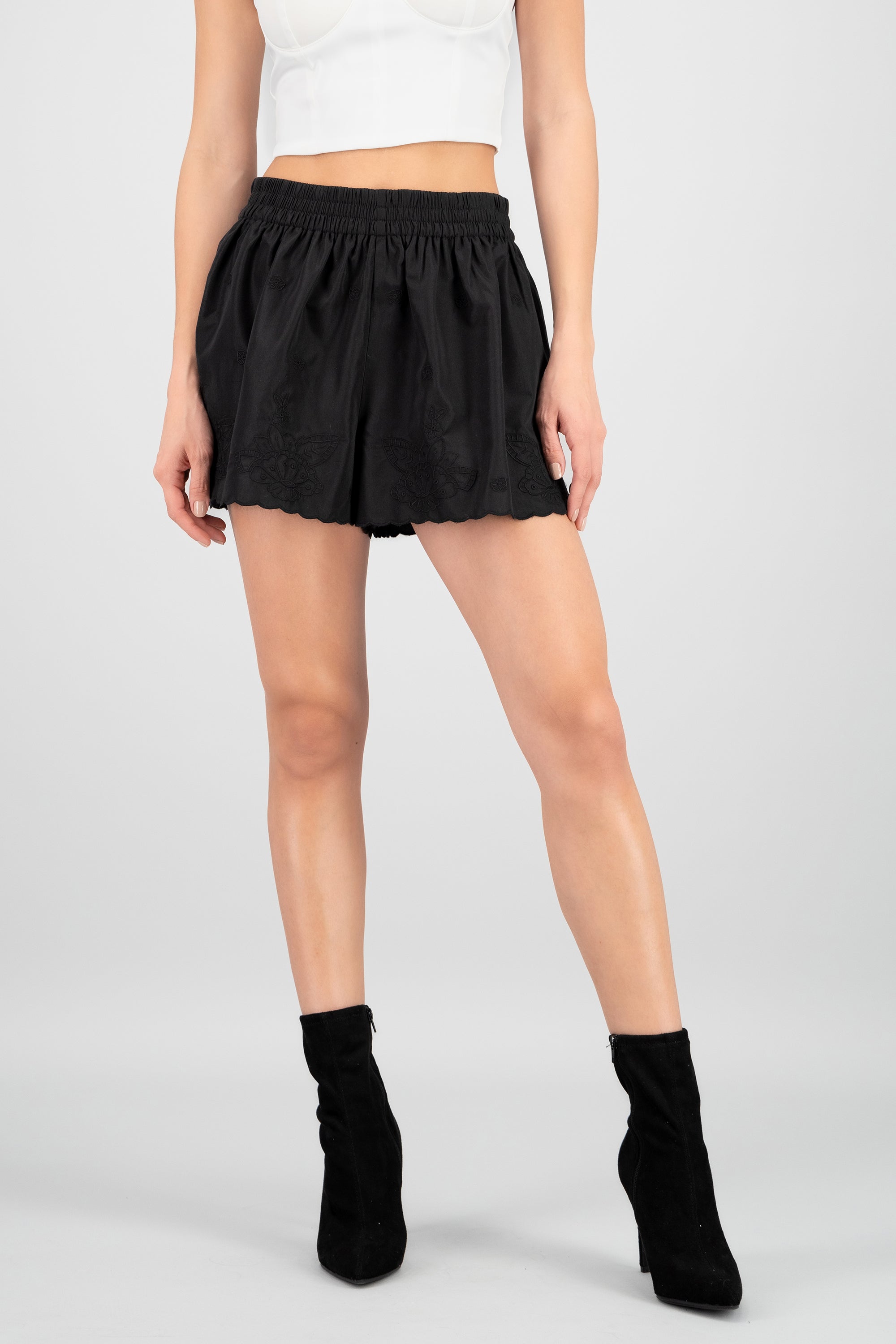 Short con eyelet en pierna NEGRO