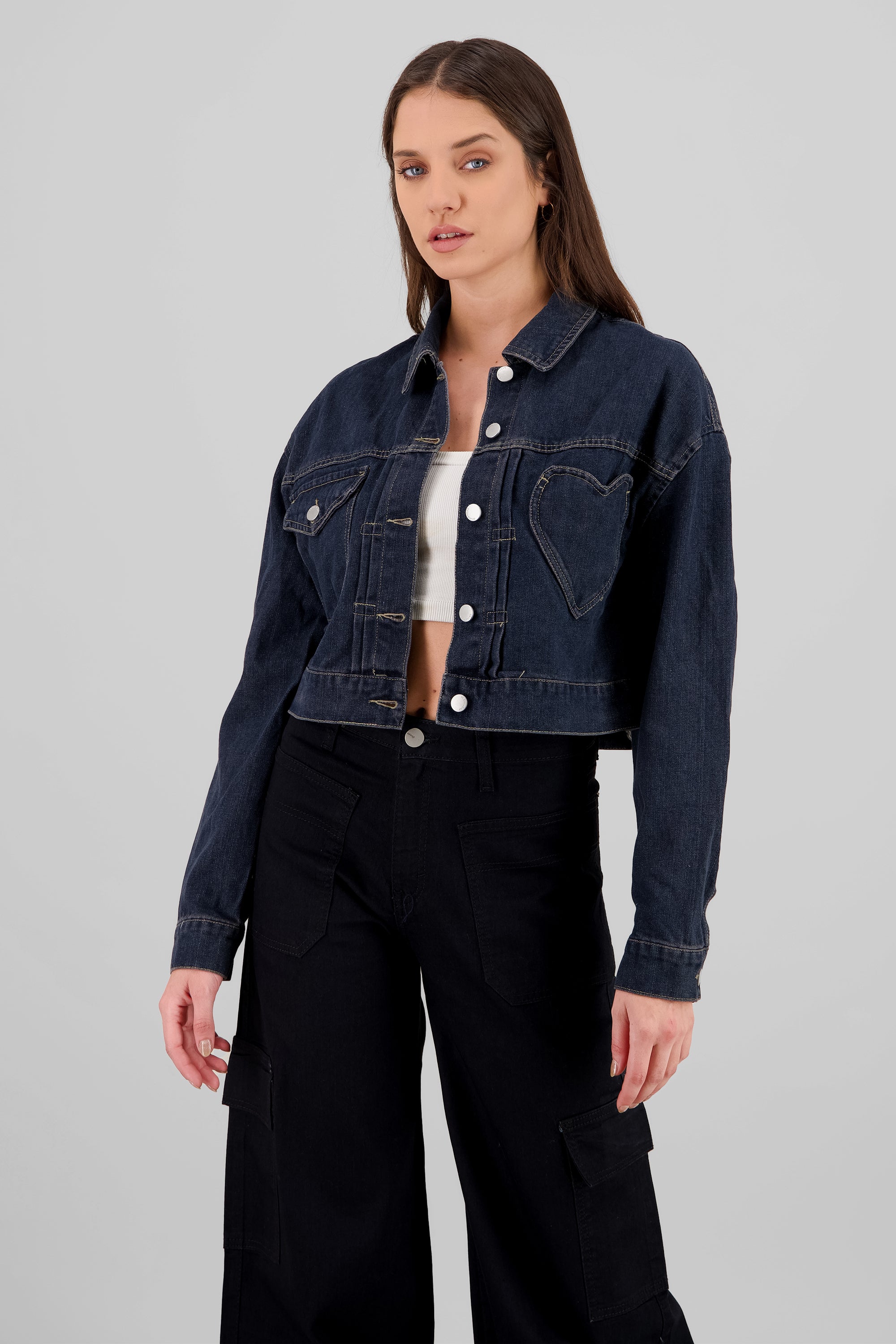 Chamarra con bordado de corazon DARK WASH