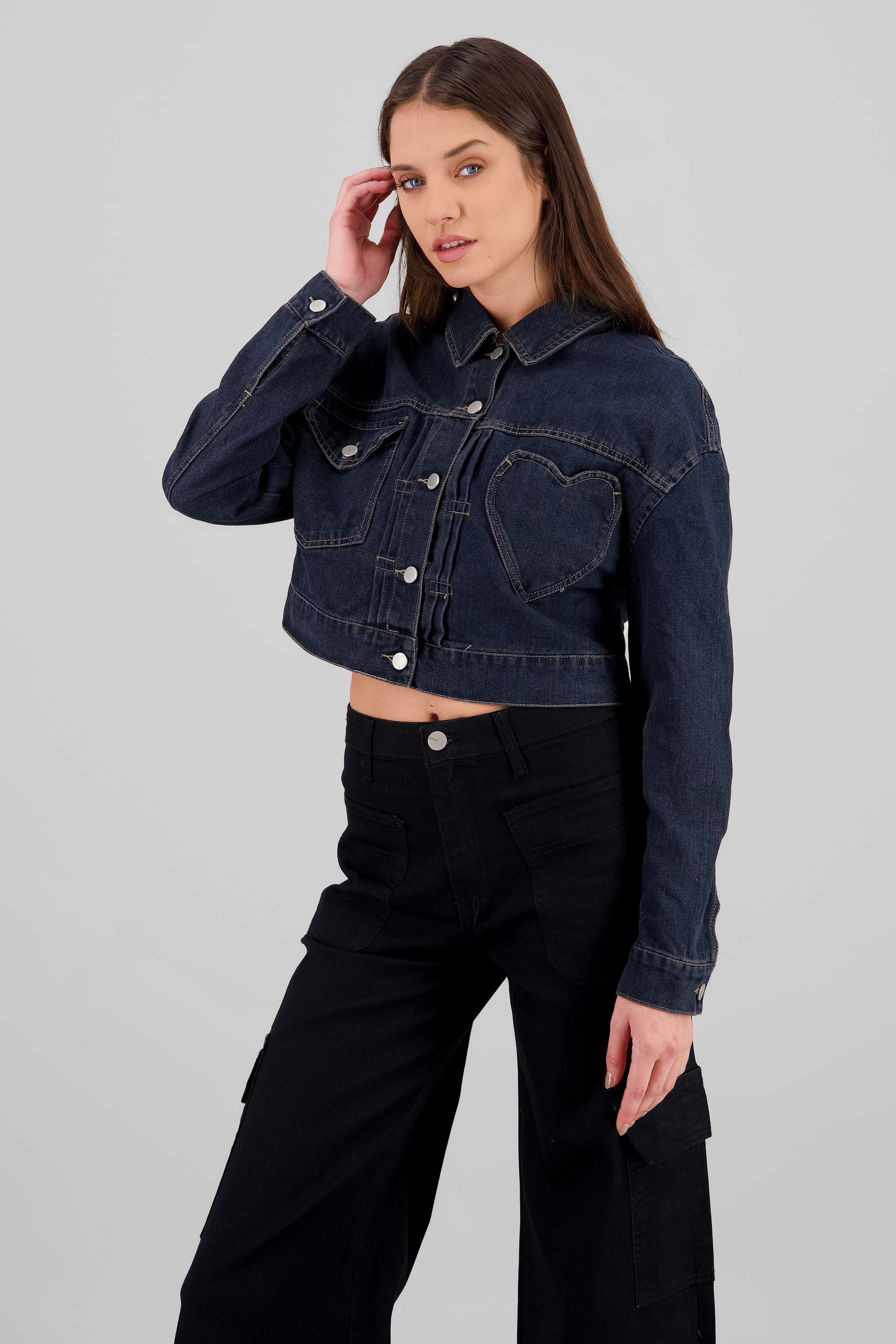 Chamarra con bordado de corazon DARK WASH