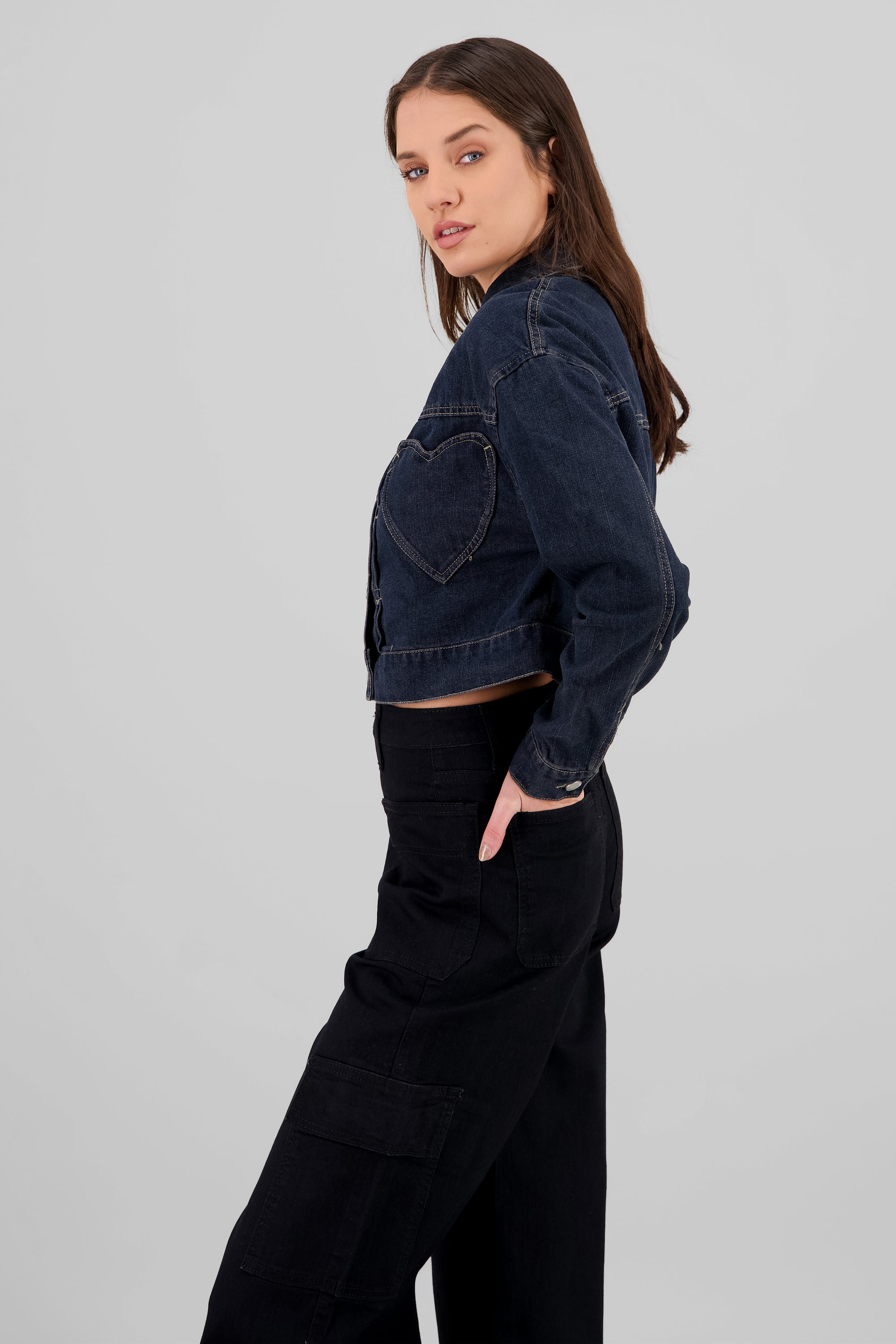 Chamarra con bordado de corazon DARK WASH