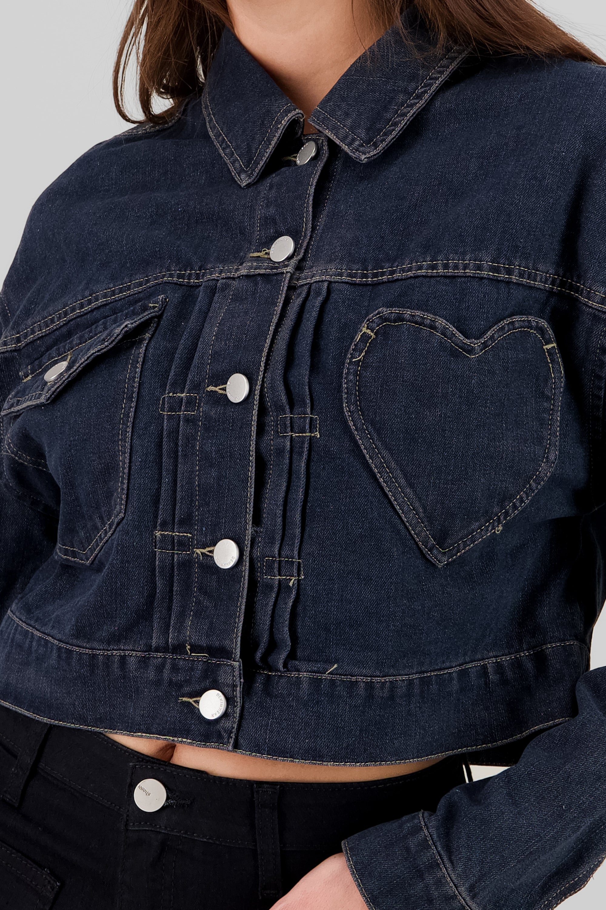 Chamarra con bordado de corazon DARK WASH