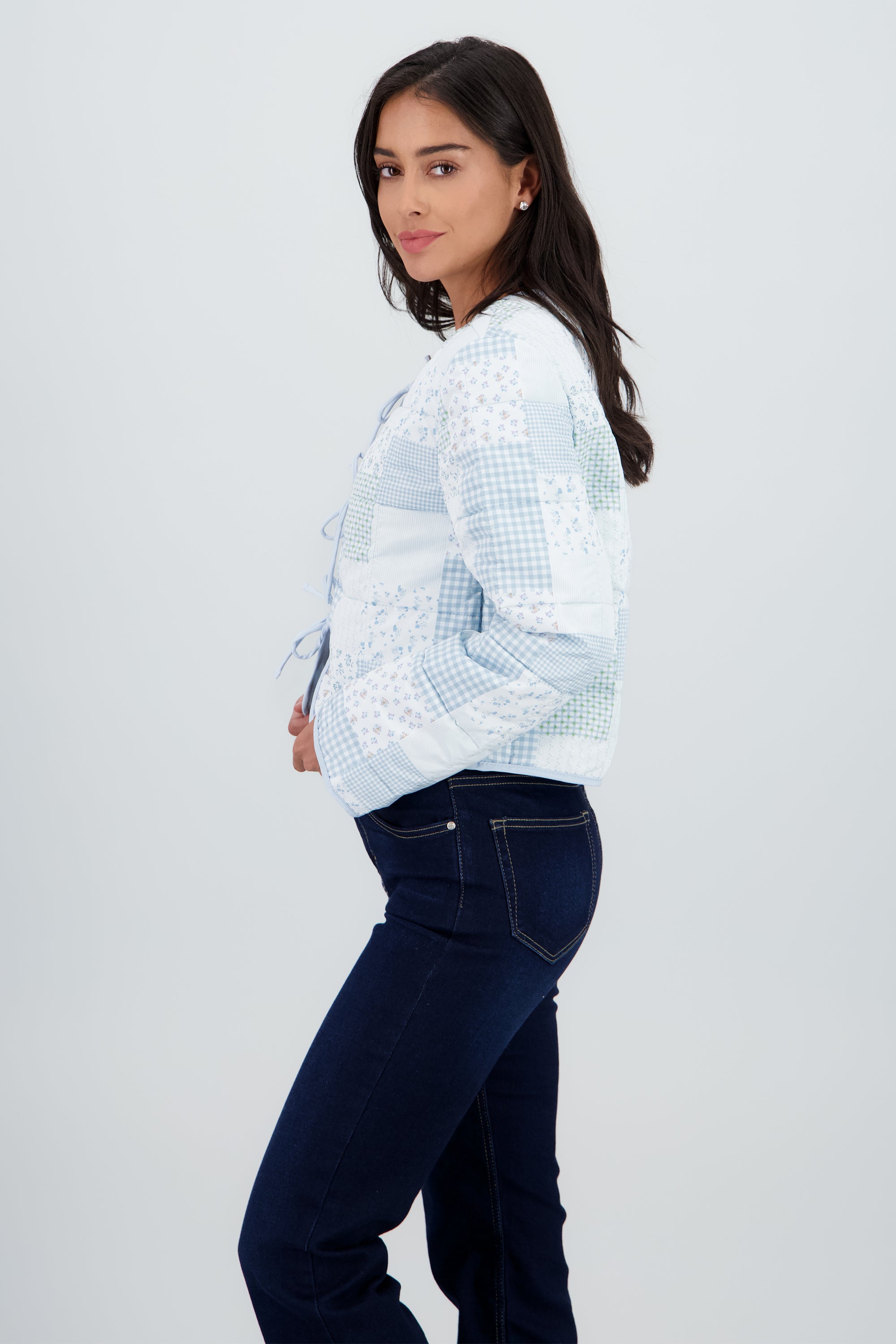 Chamarra ligera con parches y detalle de moños AZUL COMBO