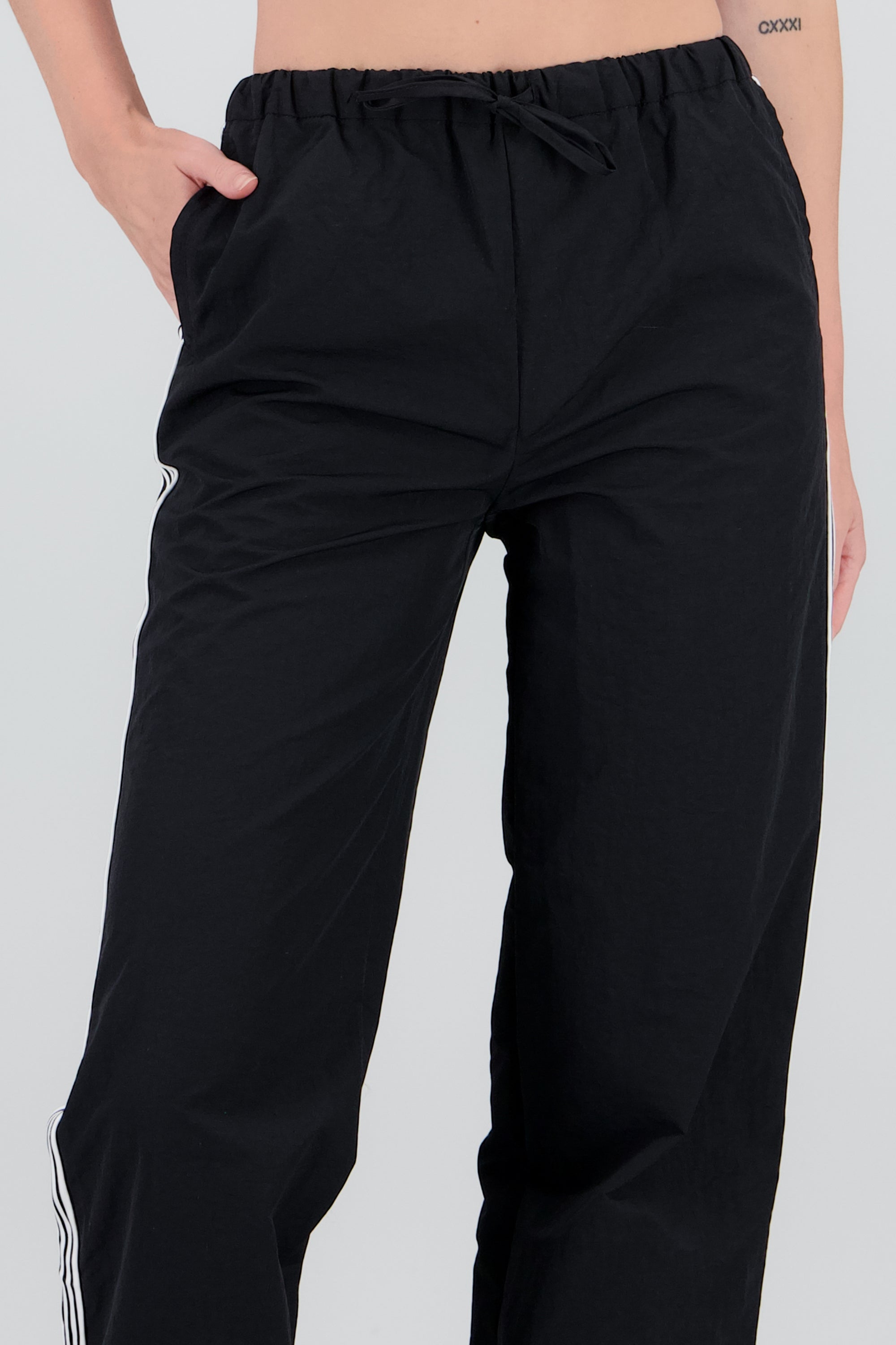 Pantalones lisos rayas nylon NEGRO