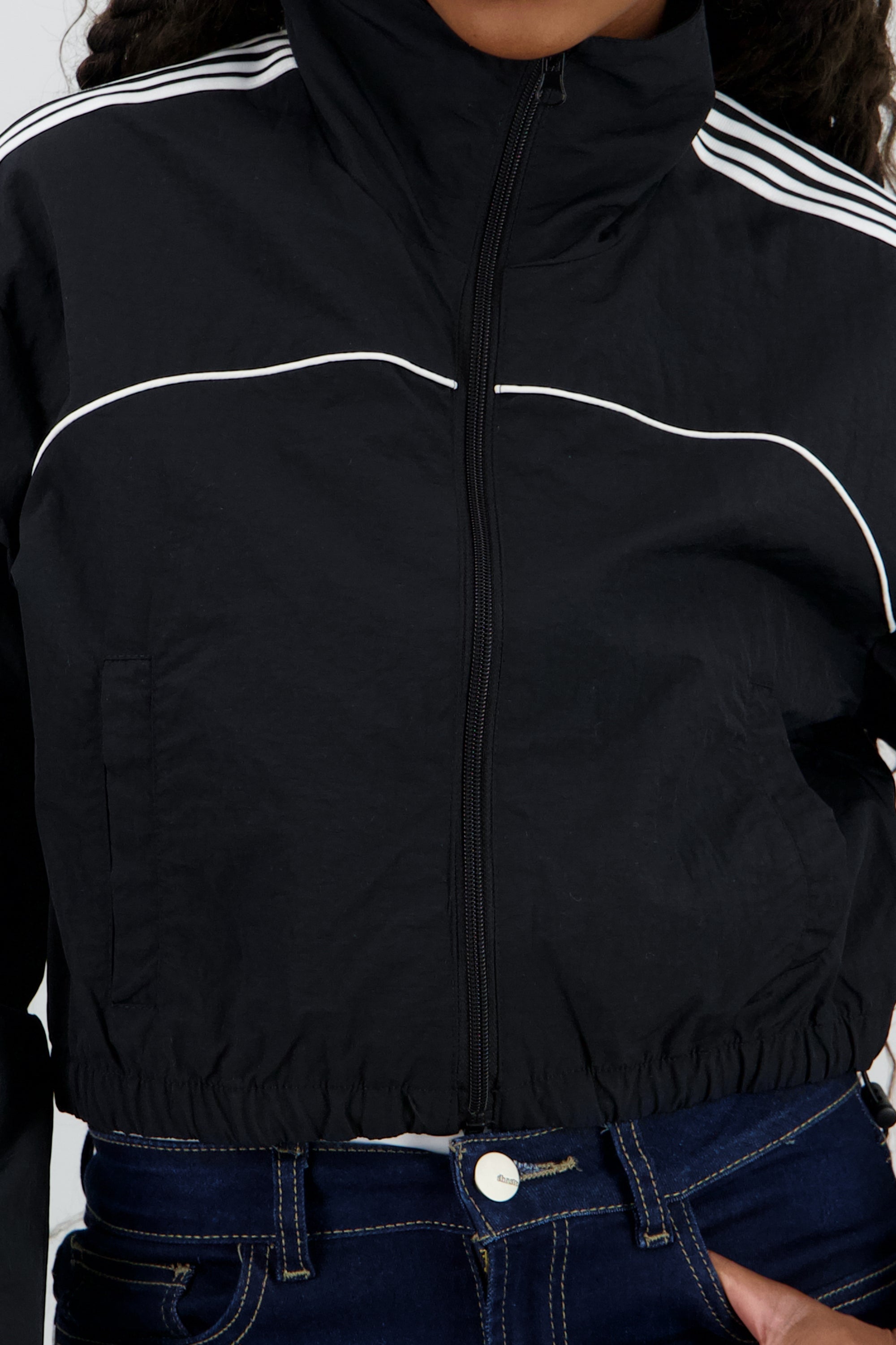 Chamarra nylon lineas costados NEGRO