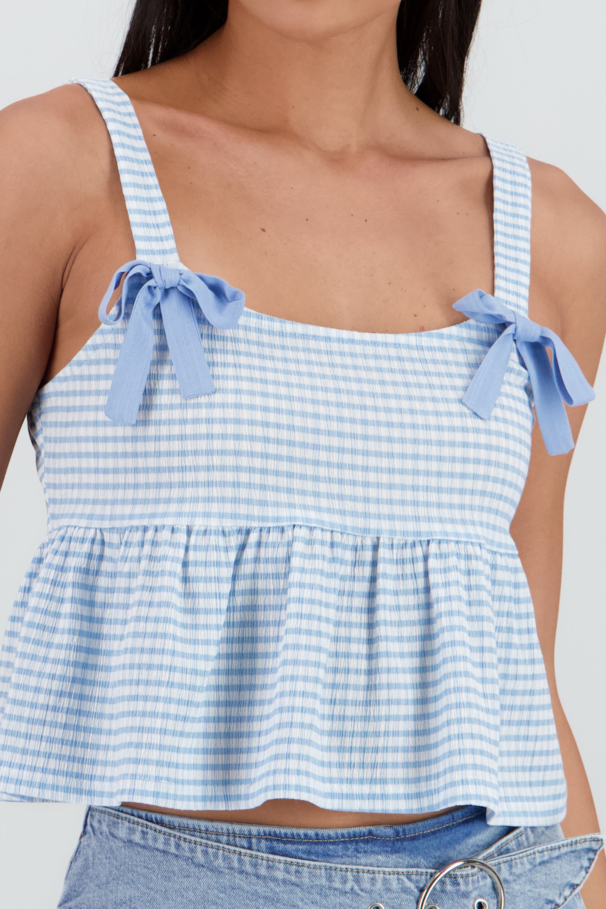 Top con olan tirantes detalle moños AZUL PASTEL