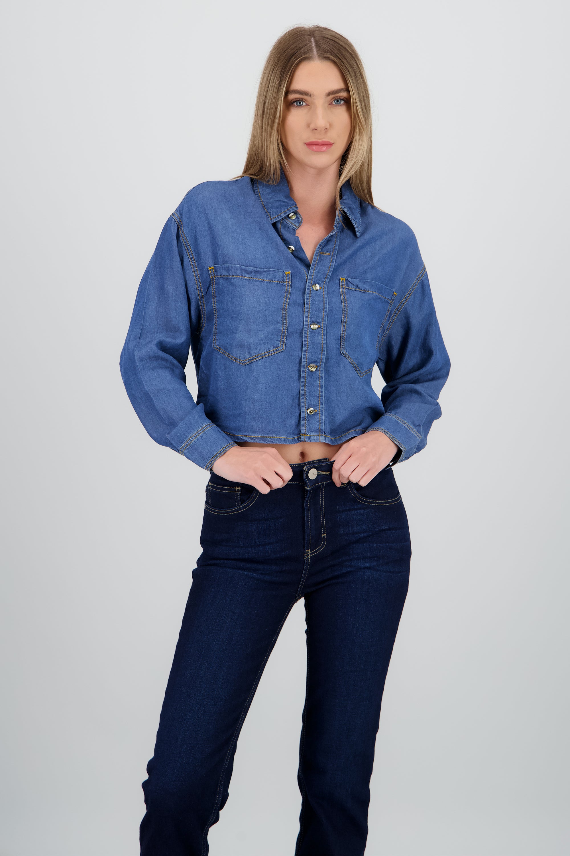 Camisa crop de mezclilla MEDIUM WASH