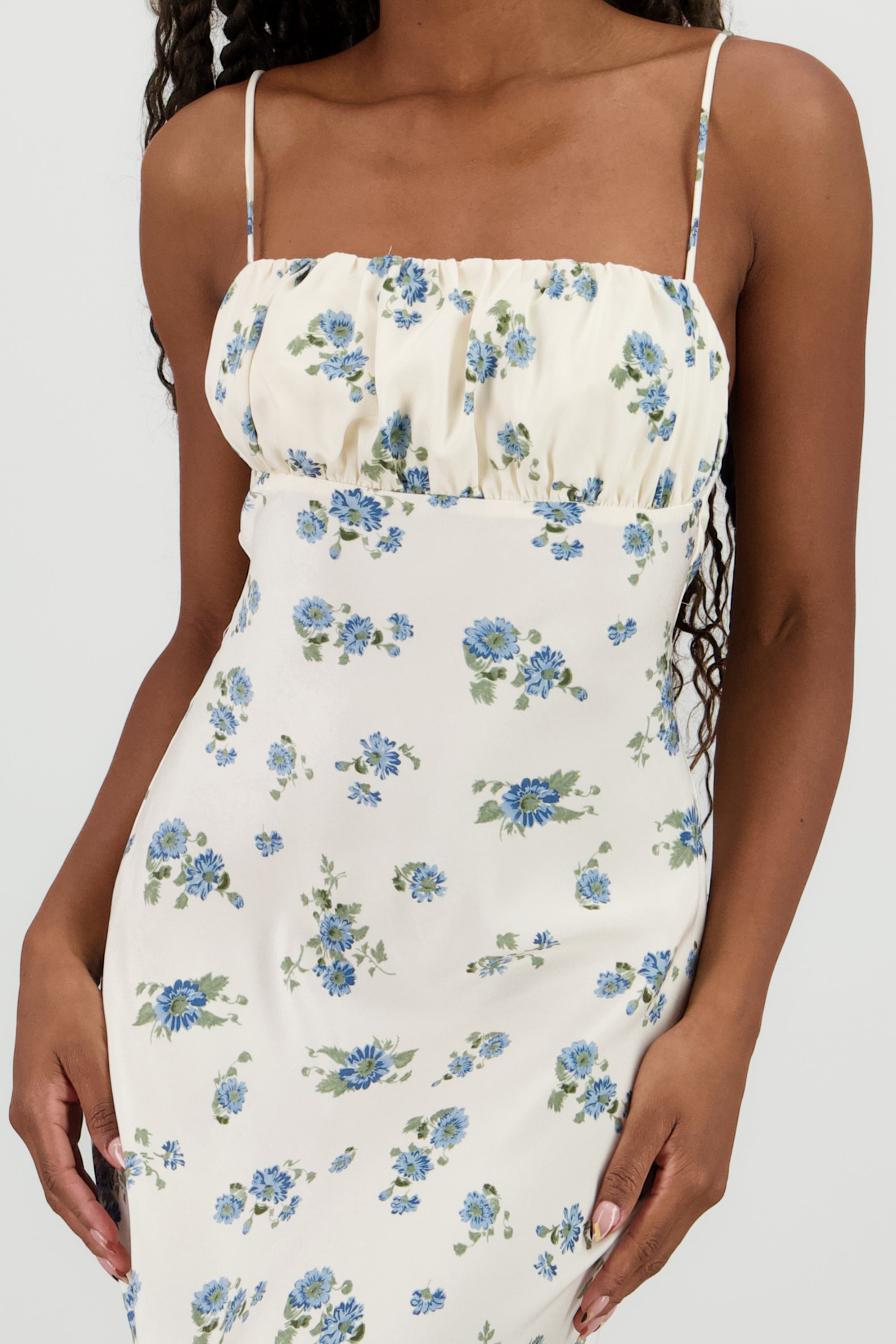 Vestido maxi satinado de flores HUESO COMBO