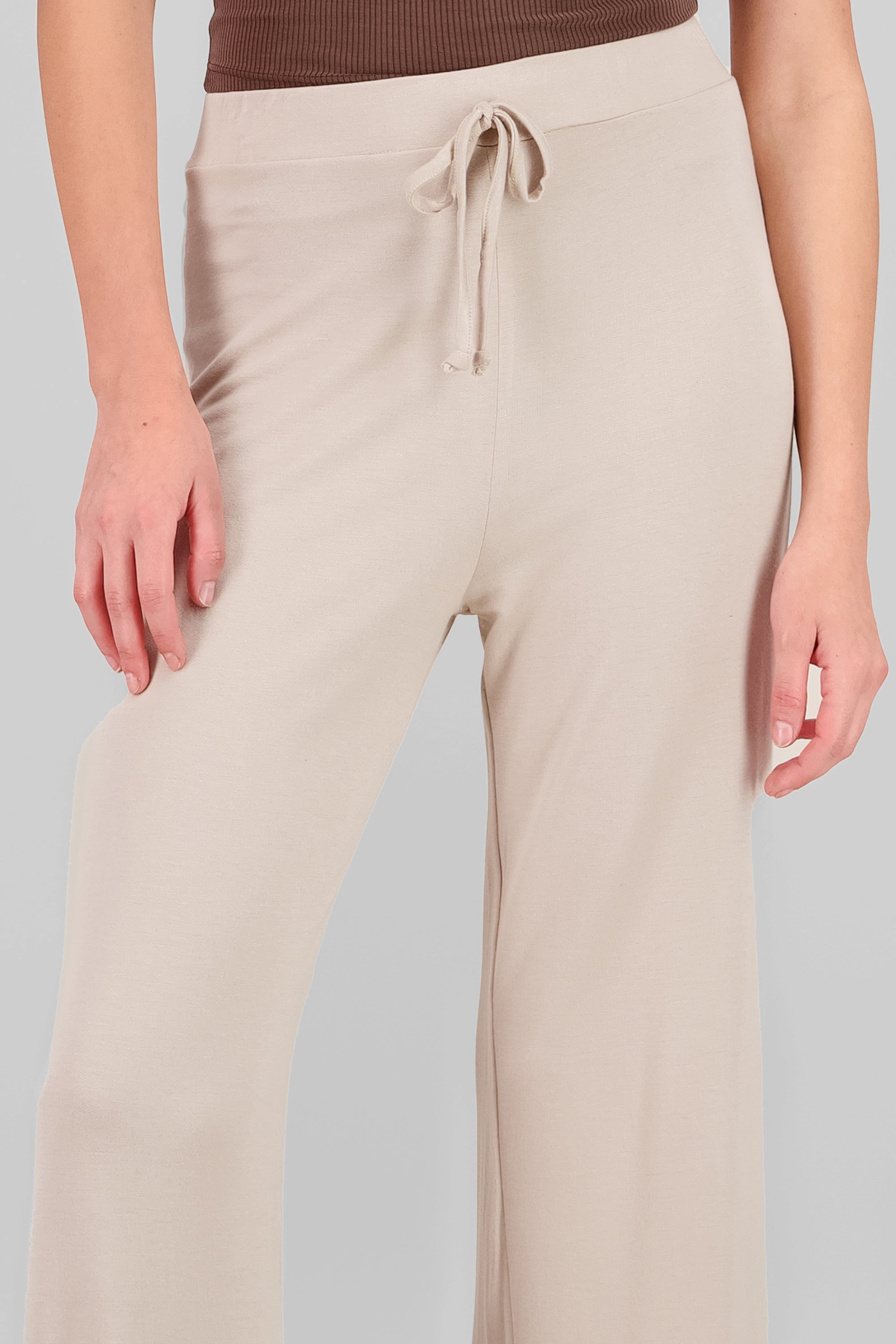 Pantalon liso fluido detalle moño CAFE