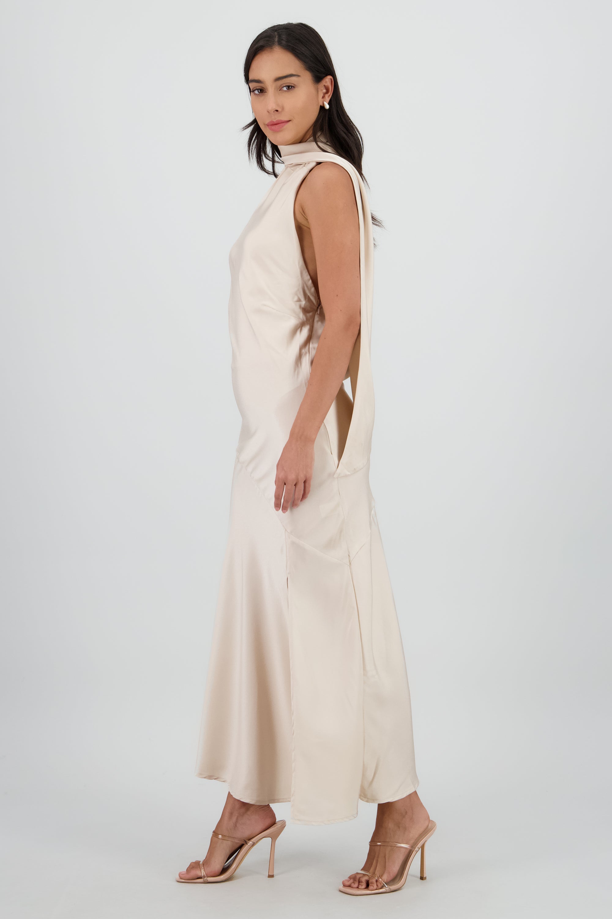 Vestido midi un hombro c/ bufanda CREMA