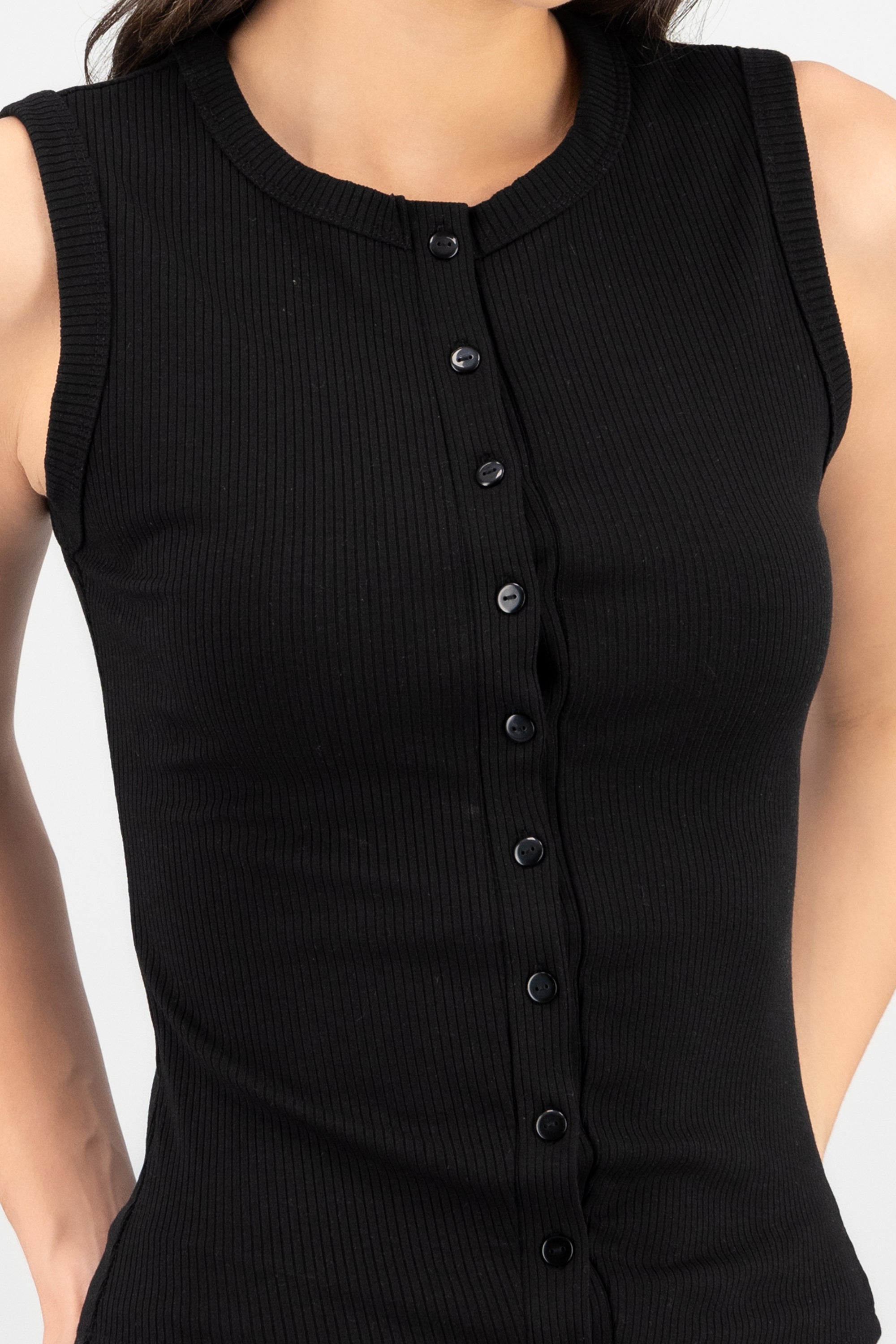 Top con cuello redondo y botones NEGRO