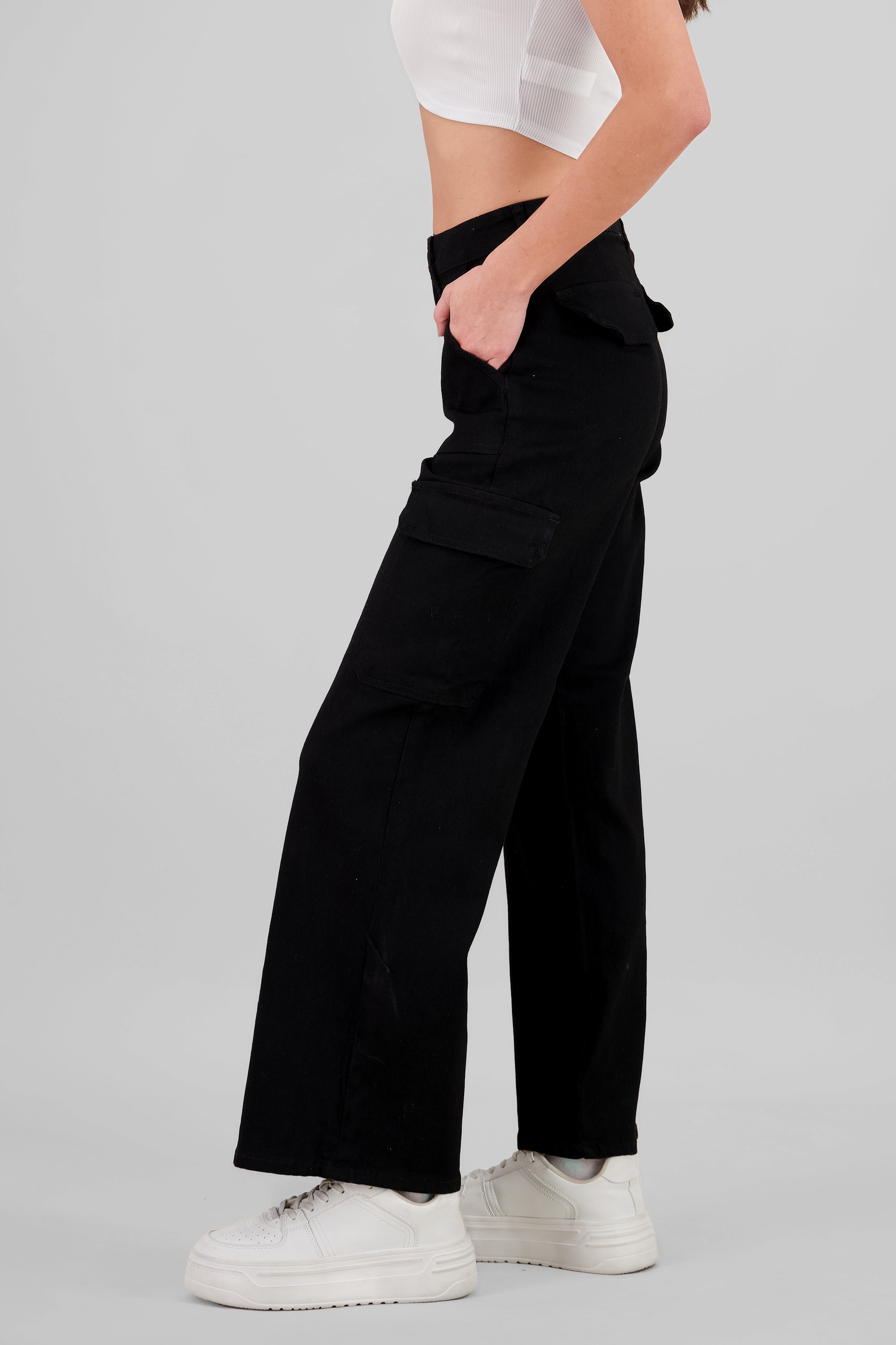 Jeans wide leg tipo cargo lisos NEGRO