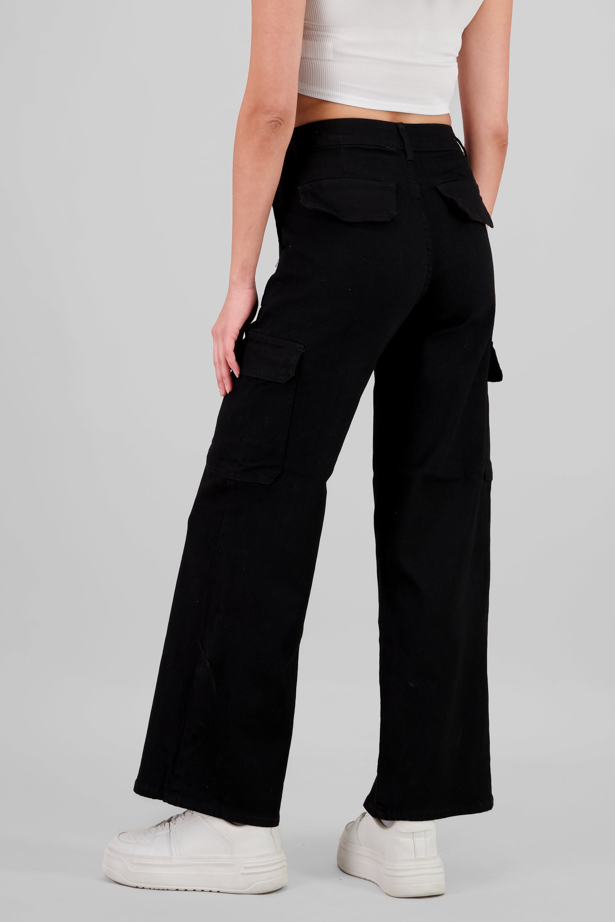 Jeans wide leg tipo cargo lisos NEGRO