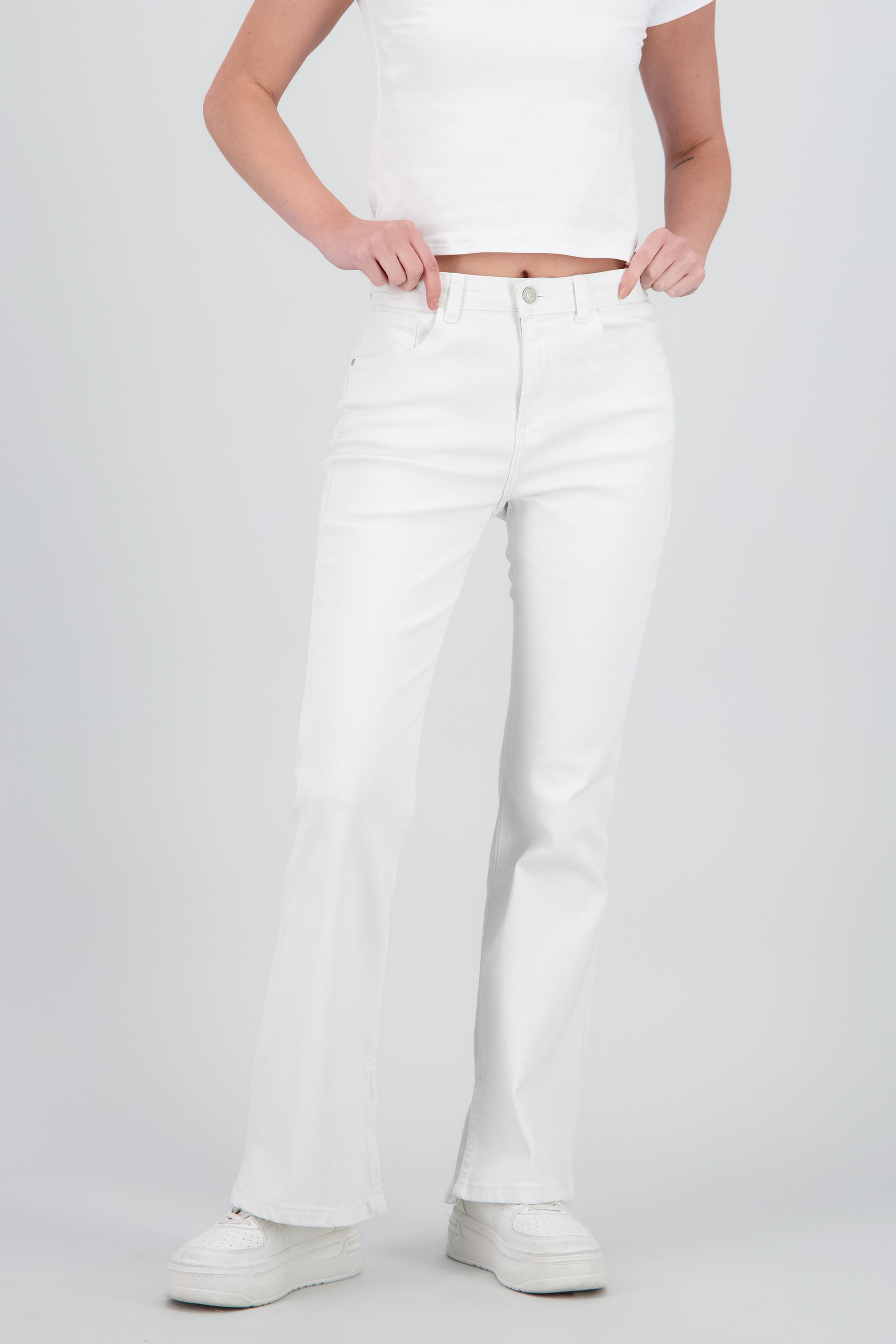 Jeans flare con abertura HUESO