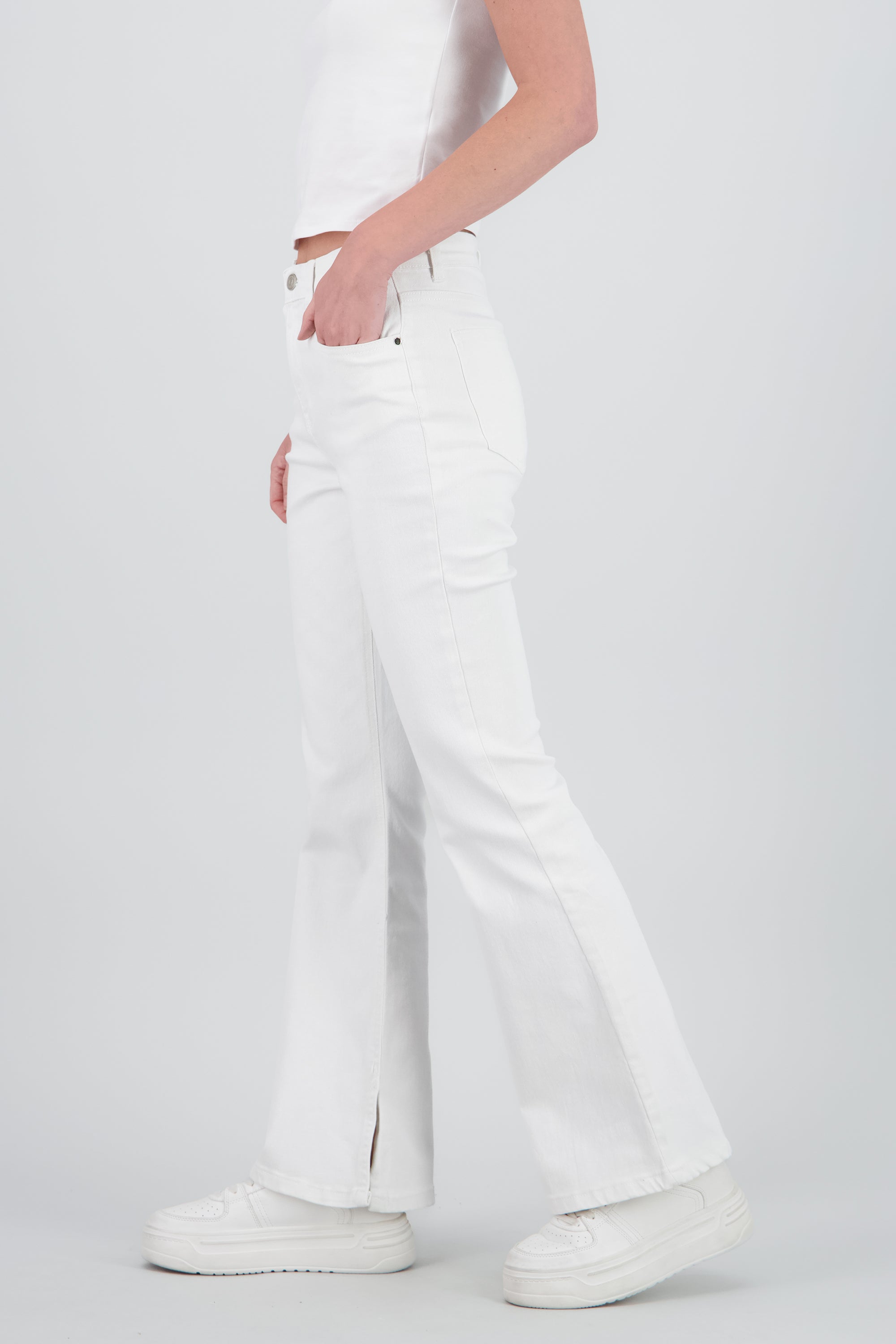 Jeans flare con abertura HUESO