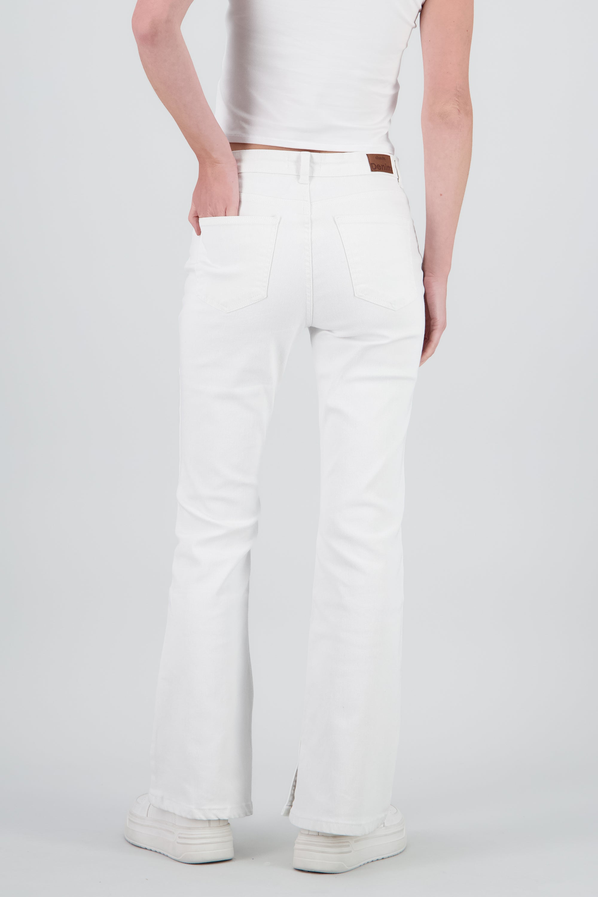 Jeans flare con abertura HUESO