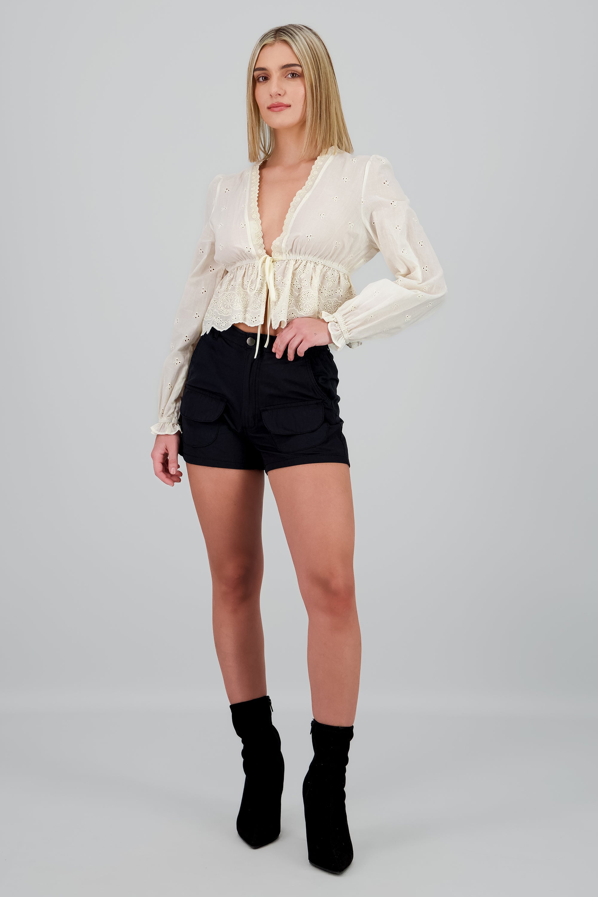 Mini shorts con bolsas liso NEGRO