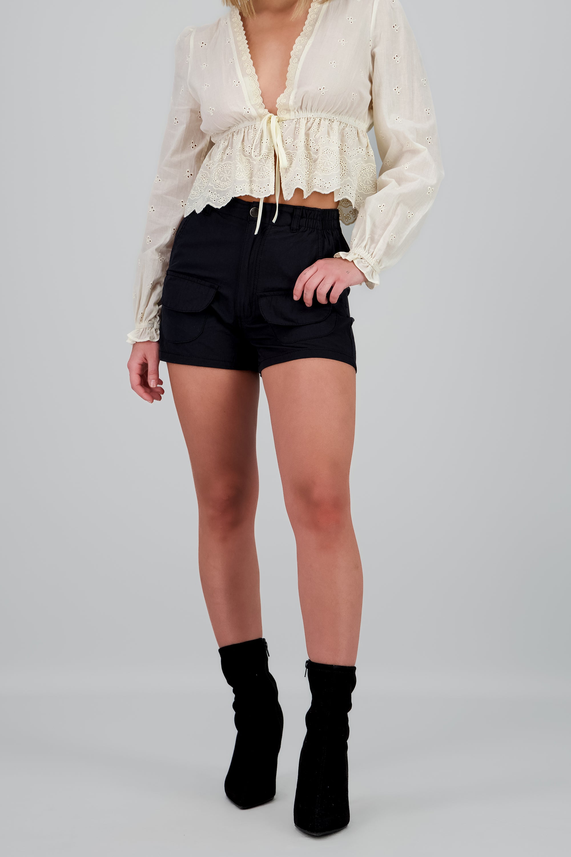 Mini shorts con bolsas liso NEGRO