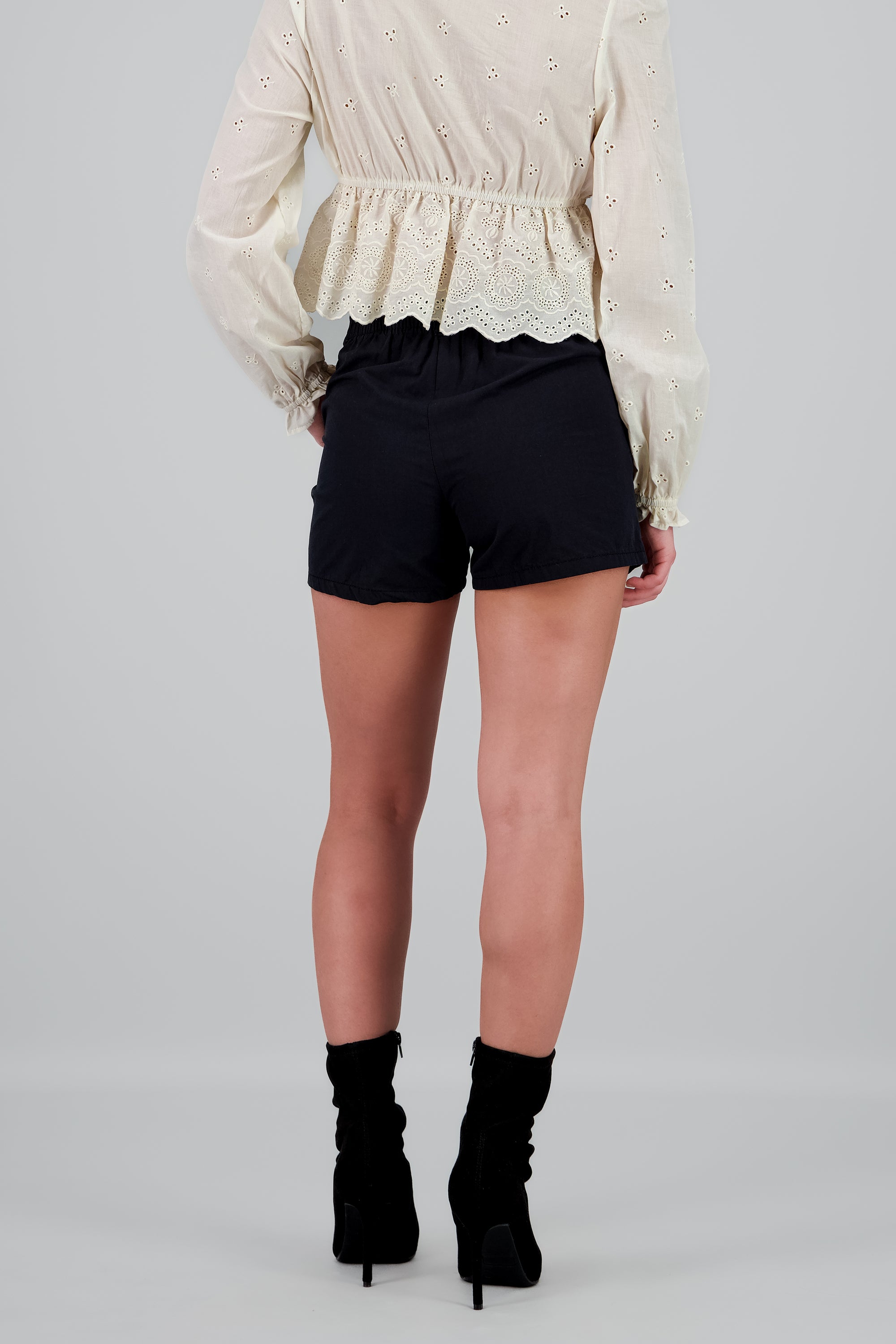 Mini shorts con bolsas liso NEGRO