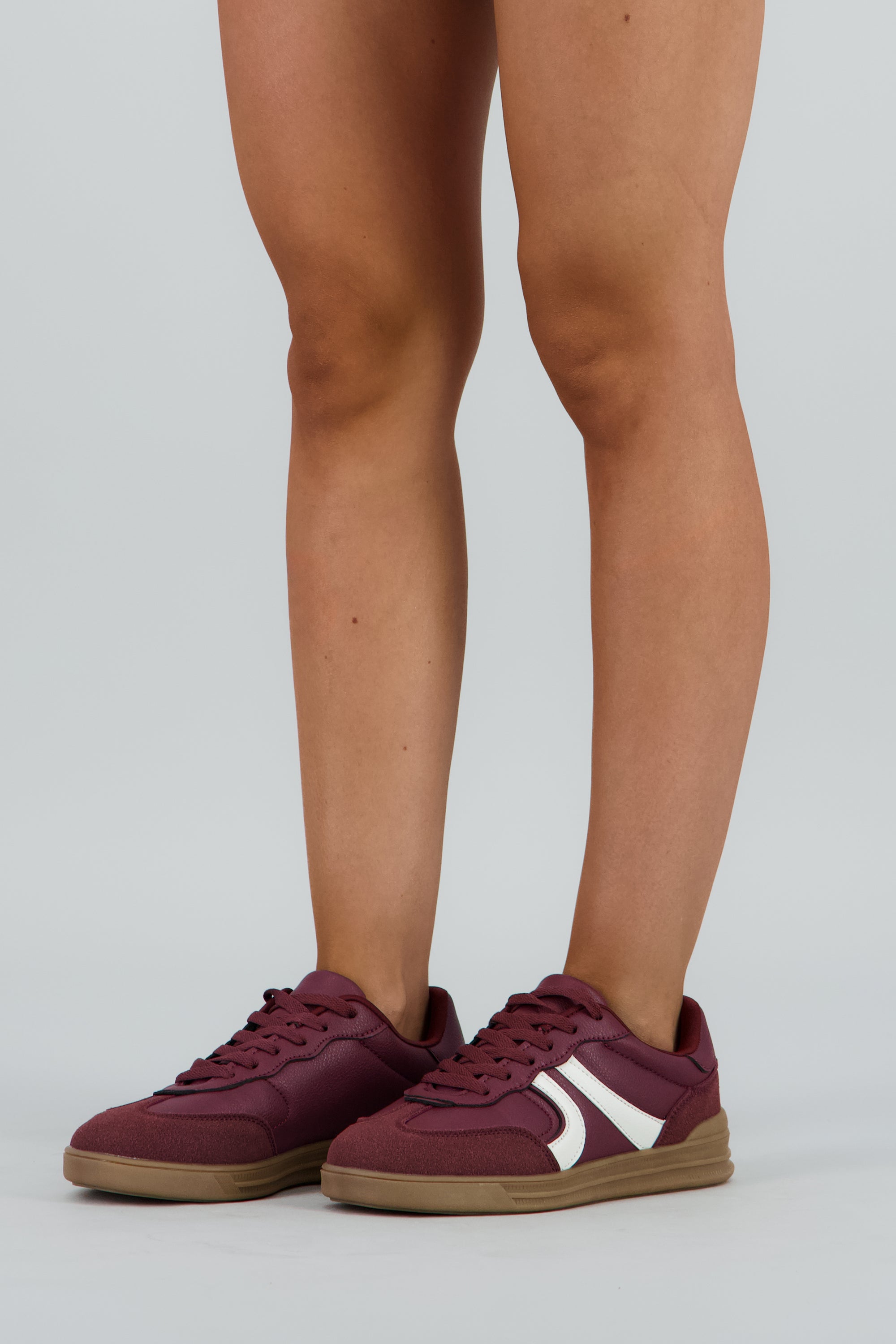 Tenis casual contraste materiales lineas VINO
